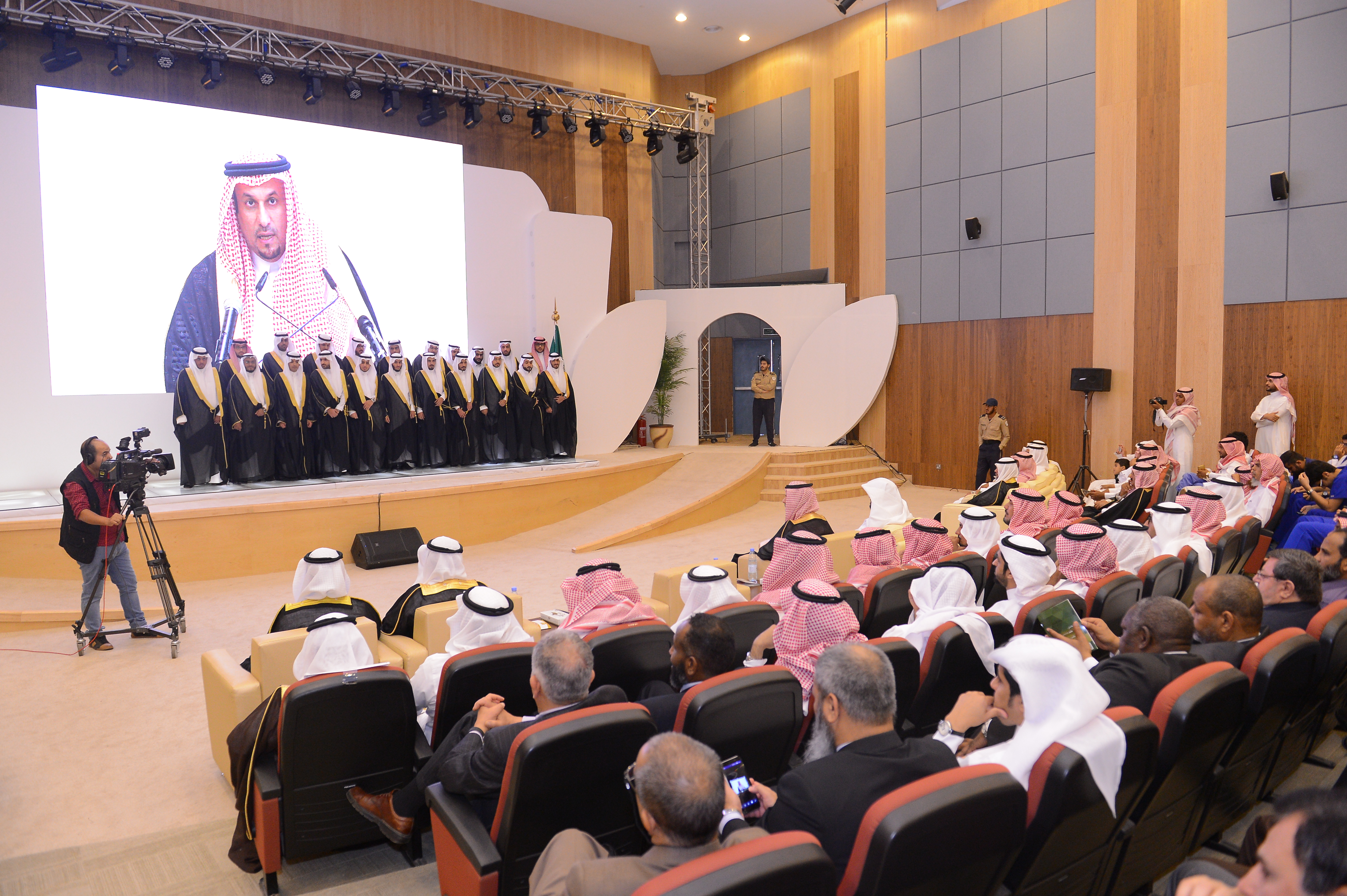 معالي مدير الجامعة يرعى حفل تكريم خريجي أول دفعة من طلاب كلي…