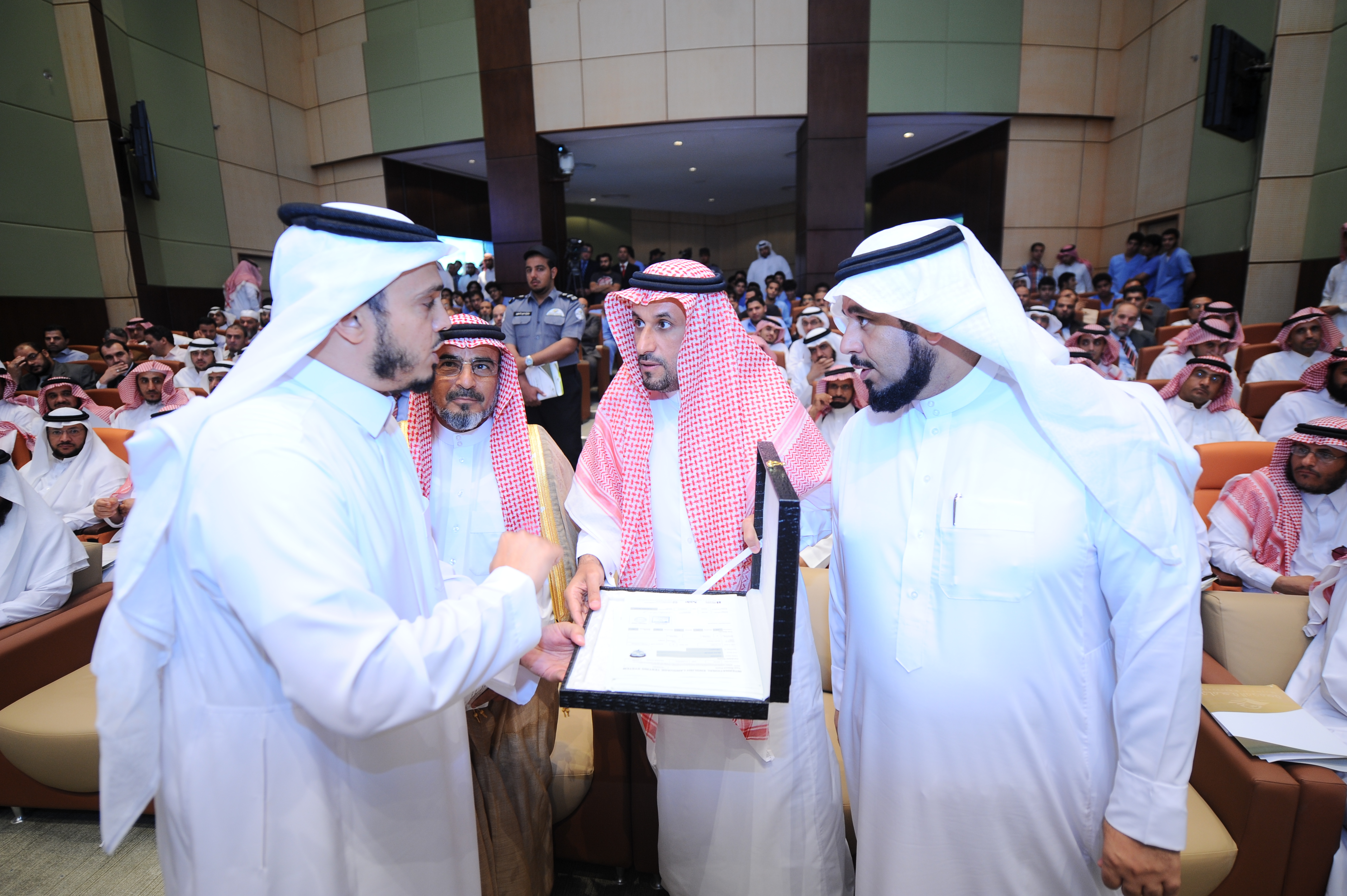 معالي مدير الجامعة يدشن منهج كلية طب الأسنان