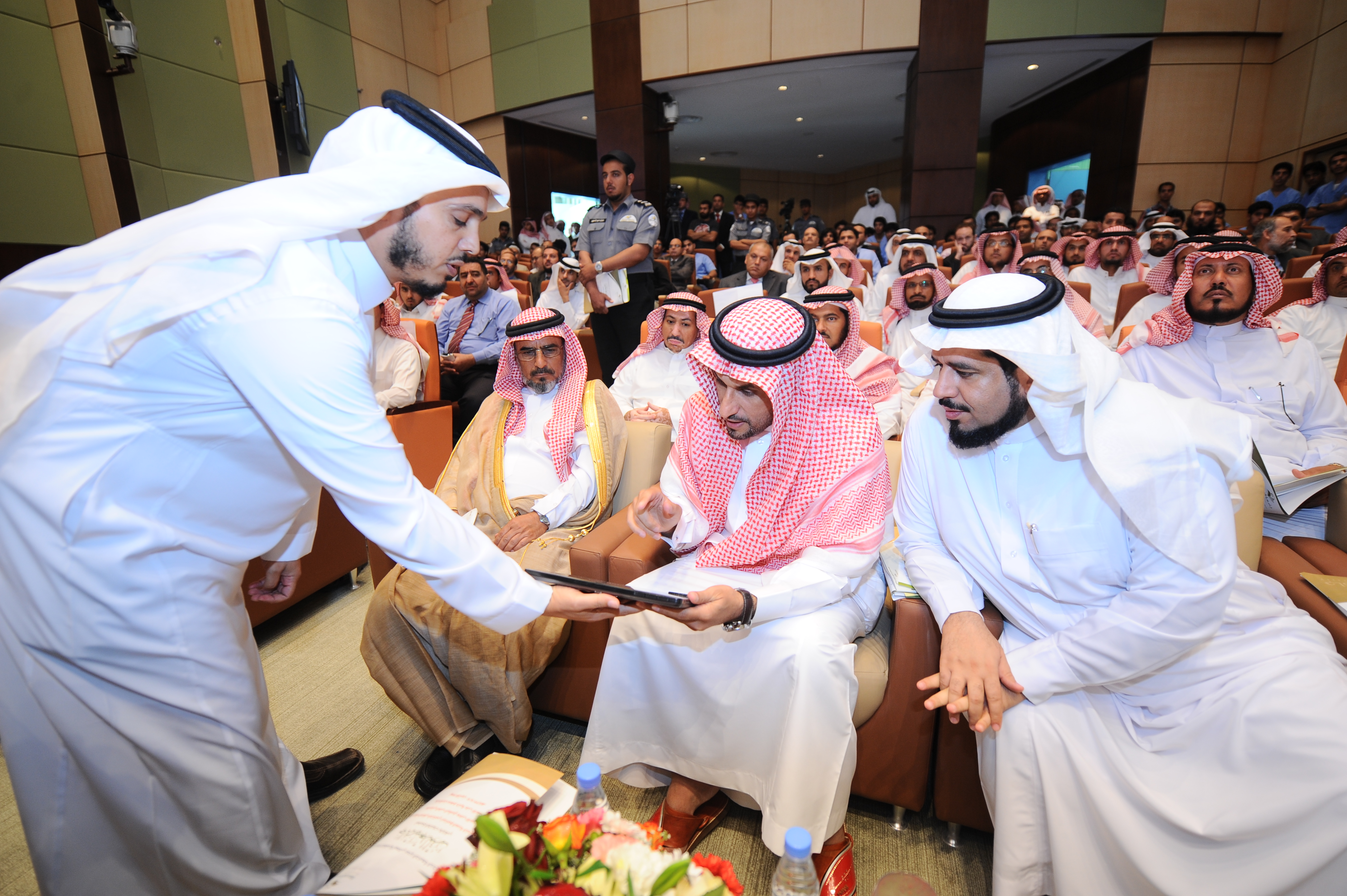 معالي مدير الجامعة يدشن منهج كلية طب الأسنان