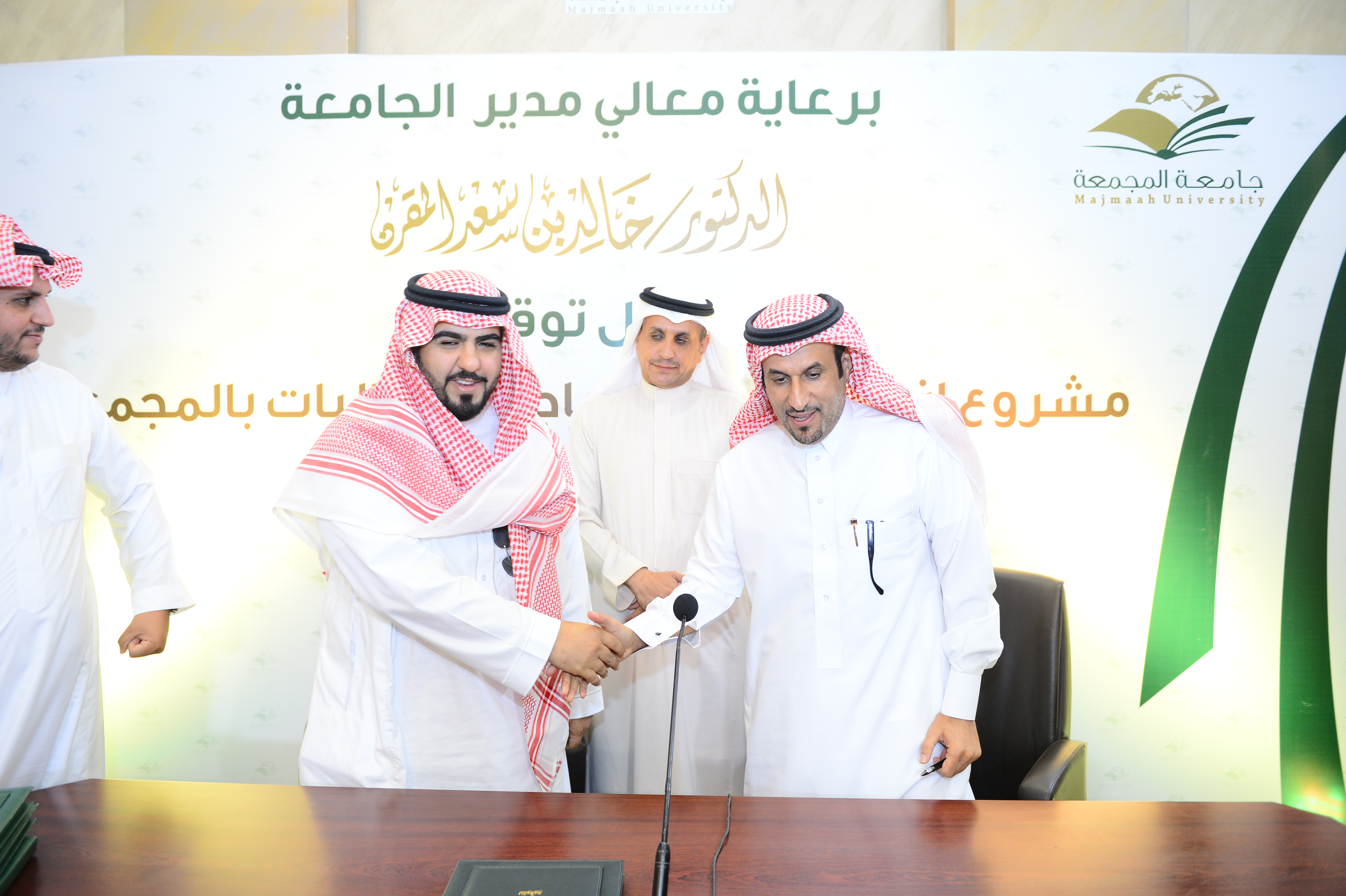 معالي مدير الجامعة يوقع عقد إنشاء المباني العاجلة للطالبات ب…