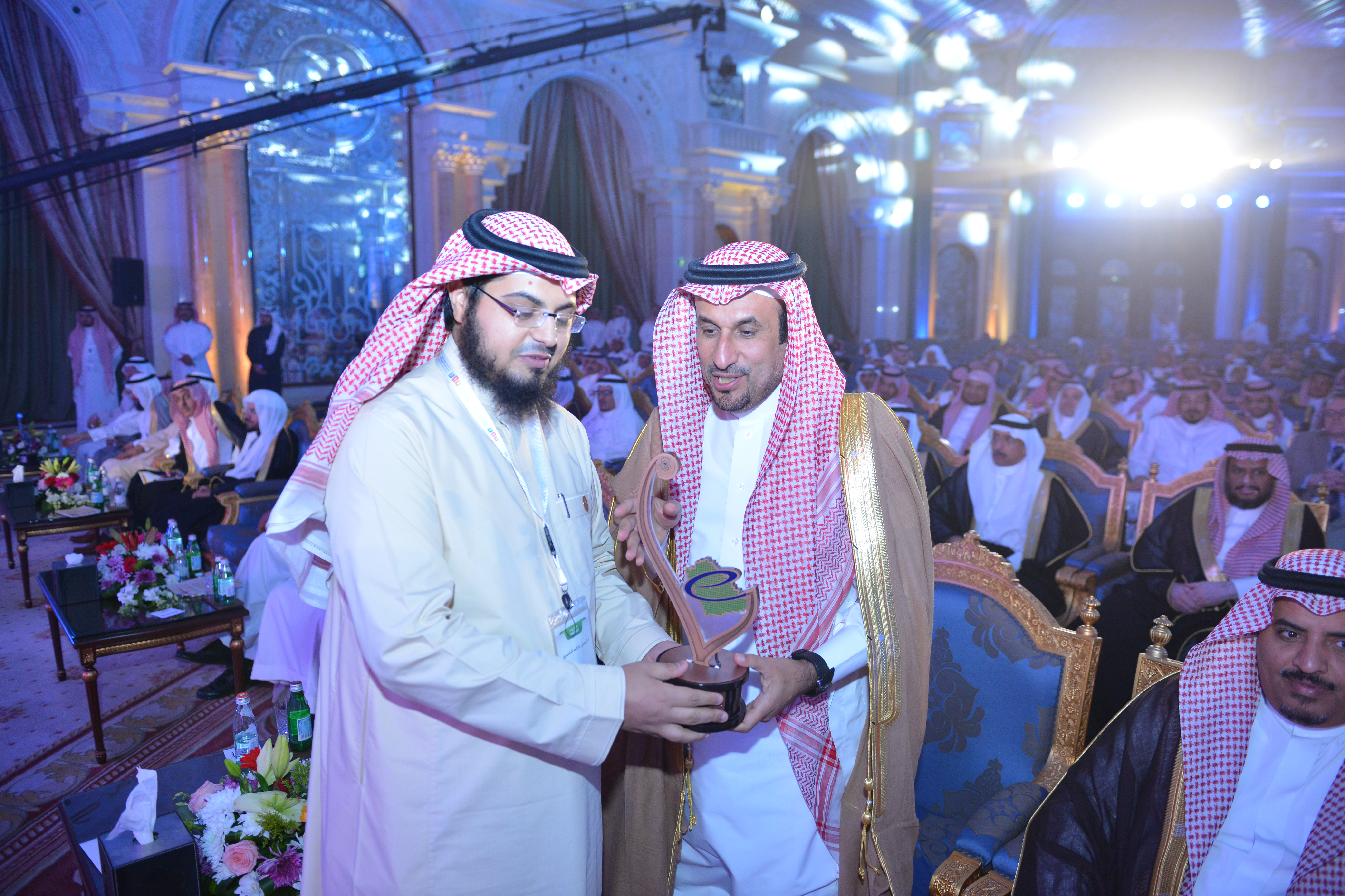 الجامعة تحقق جائزة التميز في التعليم في فرع استخدام الشبكات…