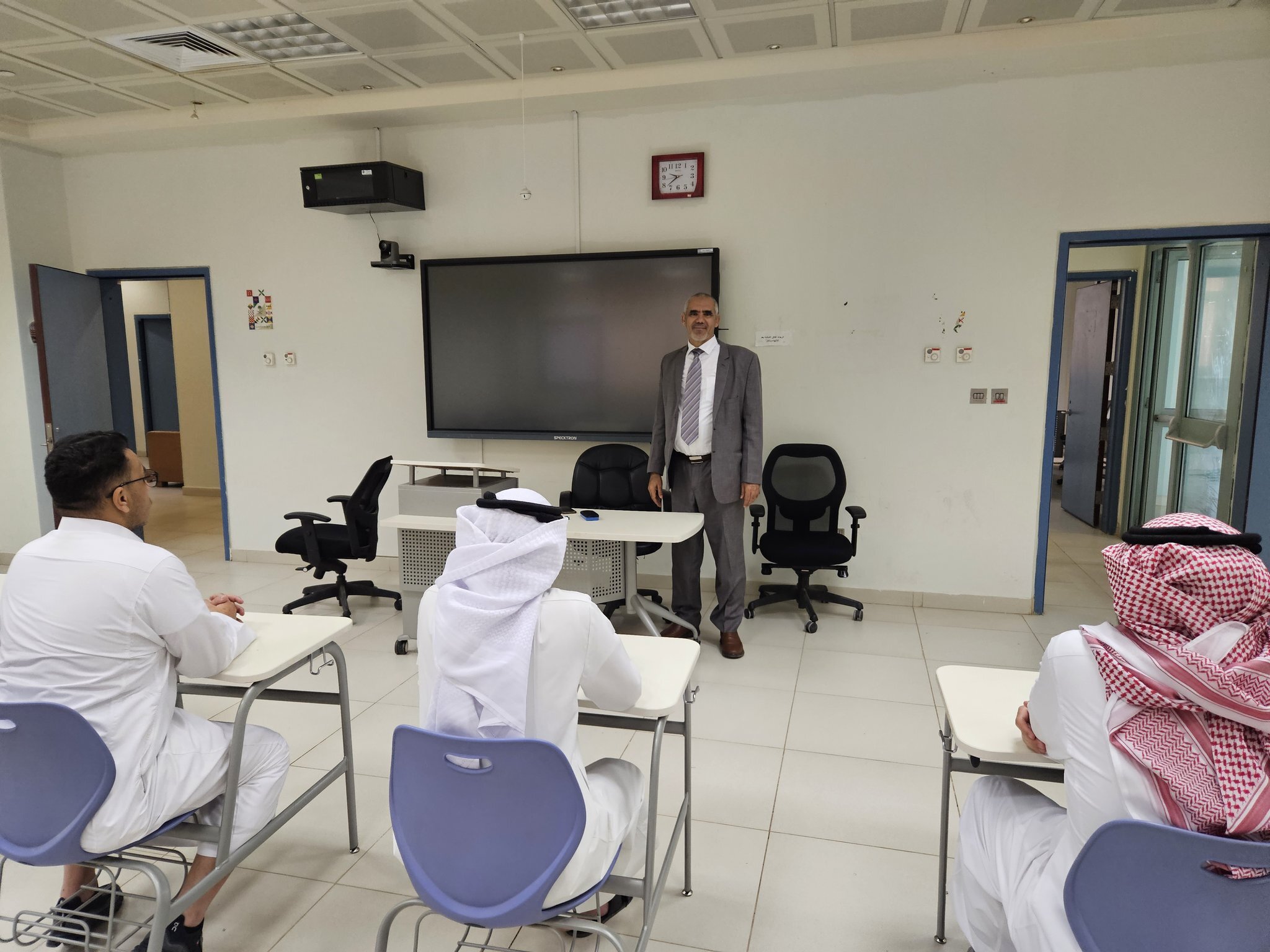 متابعة اللجان الدراسية بكلية التربية لسير العملية التعليمية