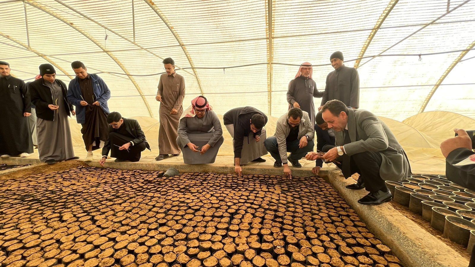 أعضاء هيئة التدريس وطلاب كلية الهندسة يشاركون في صيانة ممشى طريق الملك فهد بحوطة سدير
