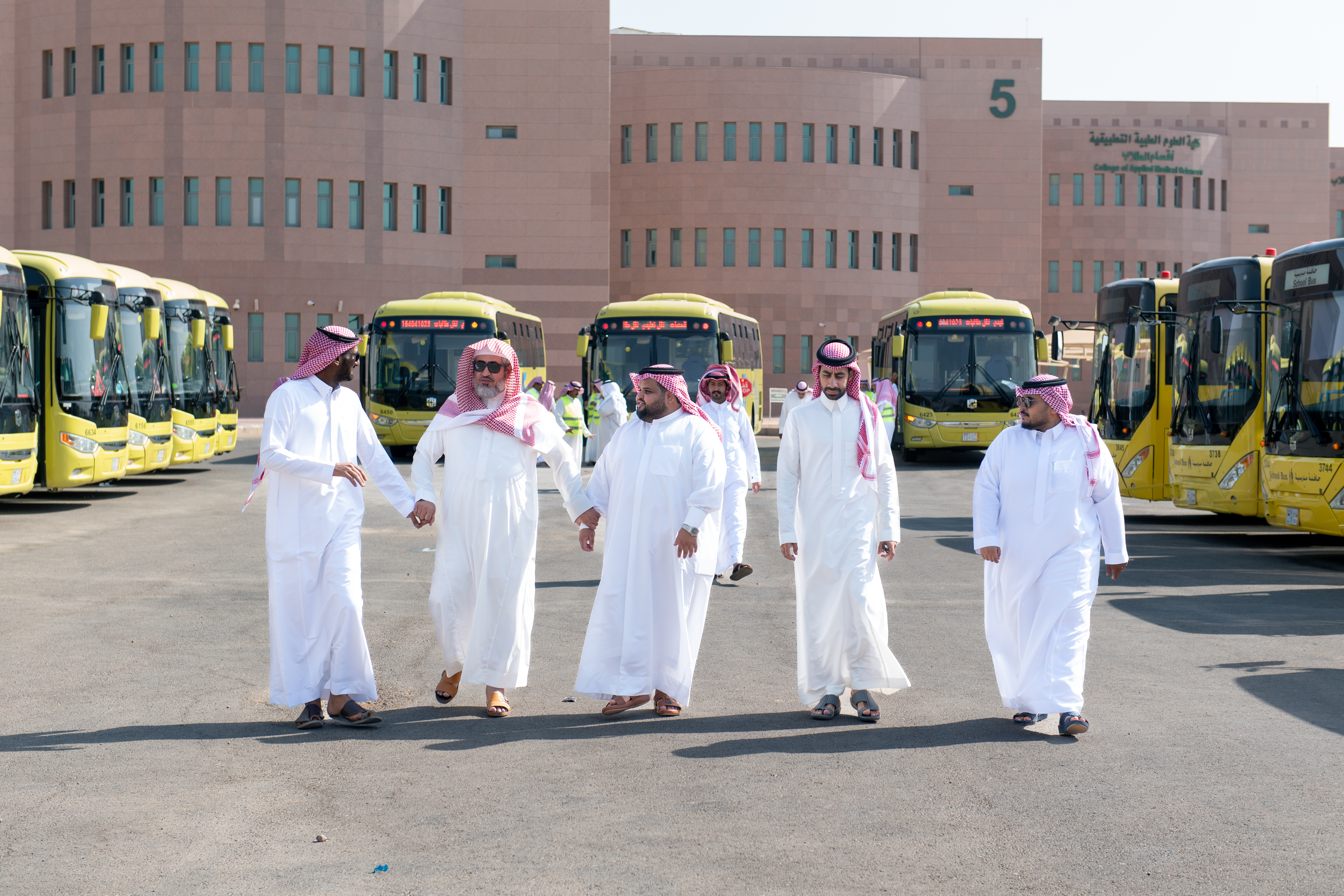 الجامعة تطلق خدمة النقل الجامعي للطالبات بحلته الجديدة للعام الجامعي ١٤٤٥هـ