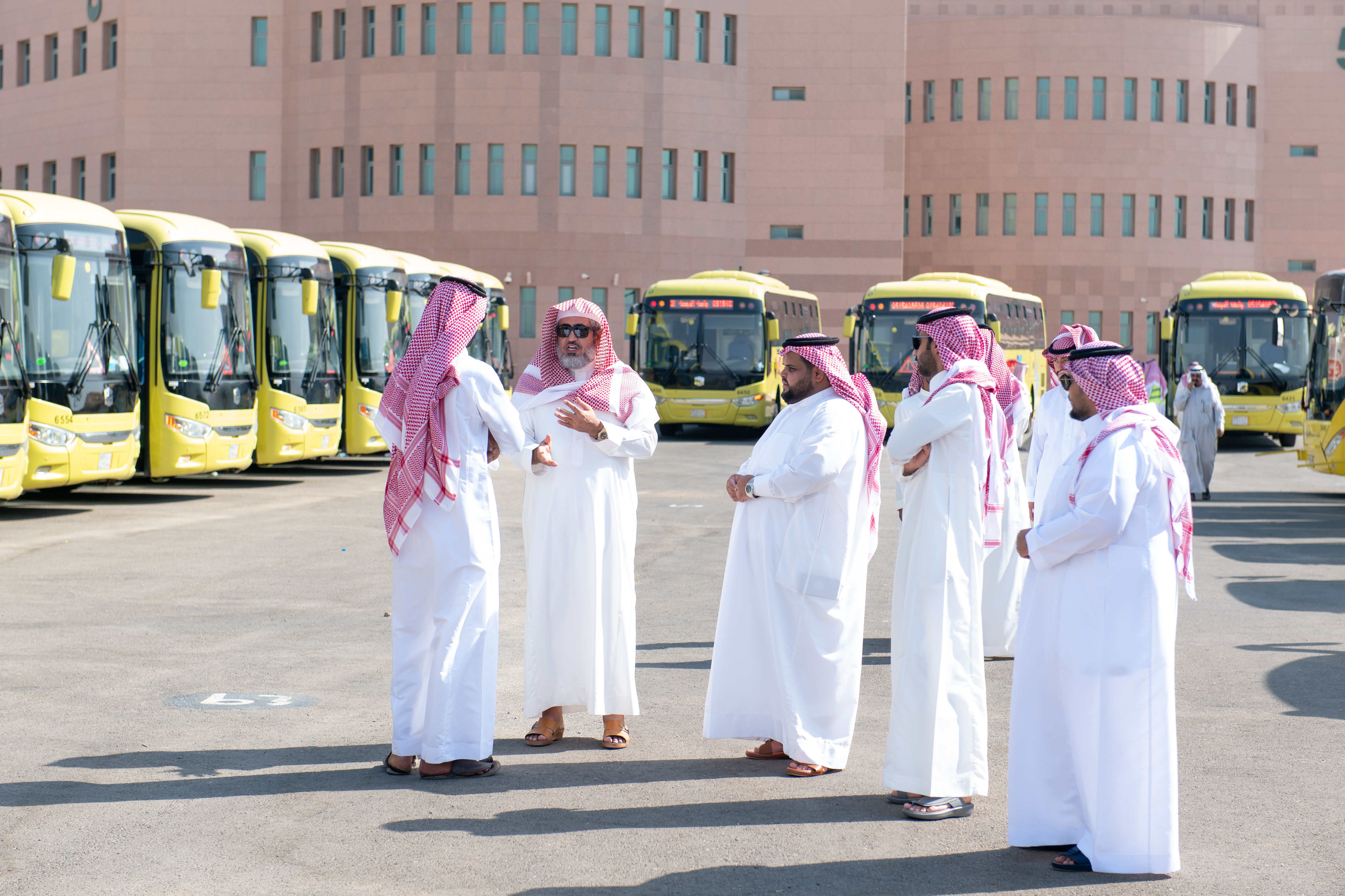 الجامعة تطلق خدمة النقل الجامعي للطالبات بحلته الجديدة للعام الجامعي ١٤٤٥هـ