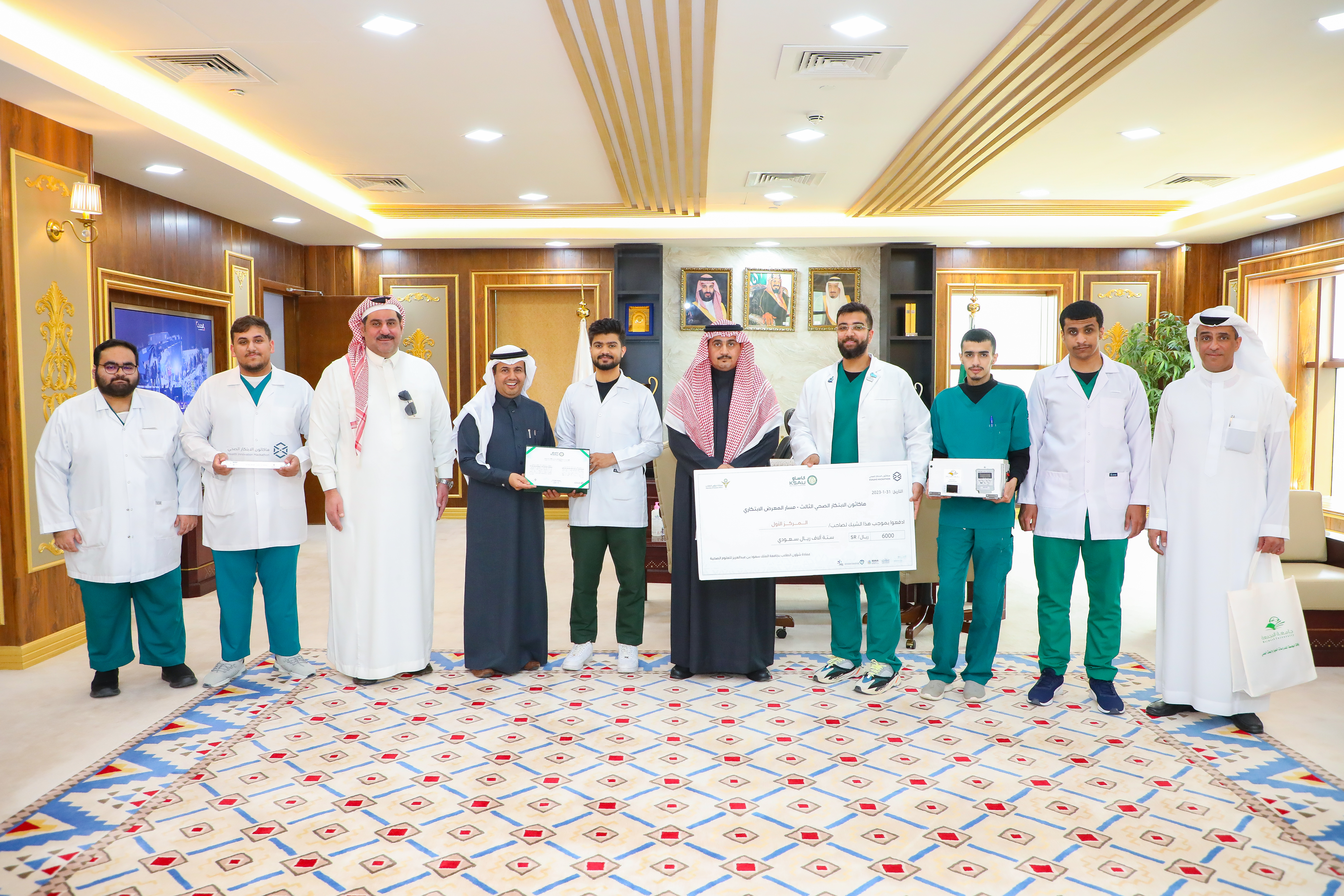  فريق بحثي من طلبة الجامعة يحقق المركز الأول في هاكثون الابتكار الصحي لجهاز تجفيف وتثبيت الشرائح الطبية المخبرية .