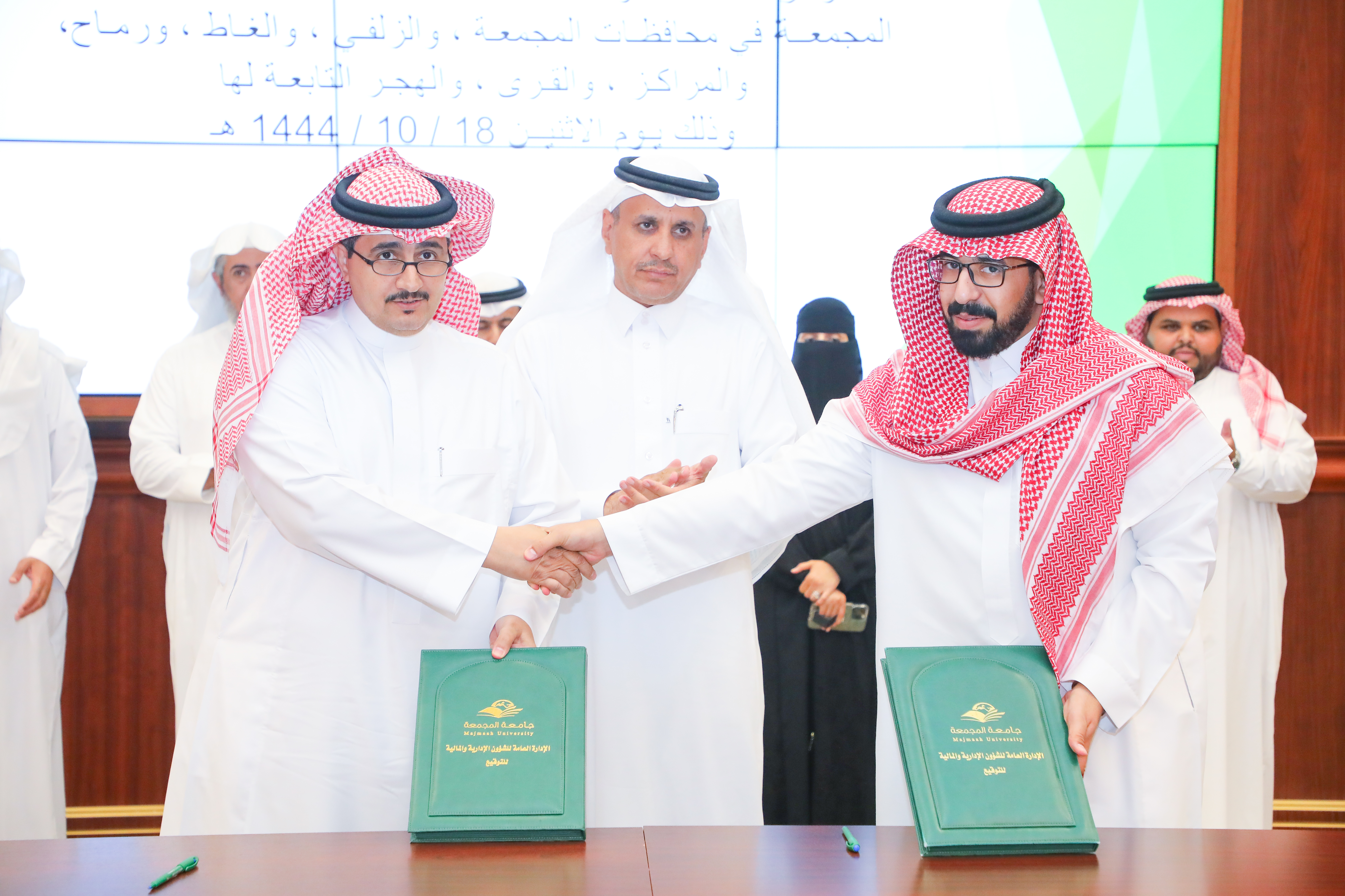 الجامعة توقع أربعة عقود تشغيلية ، وذلك لاستكمال مسيرتها التعليمية والتنموية .