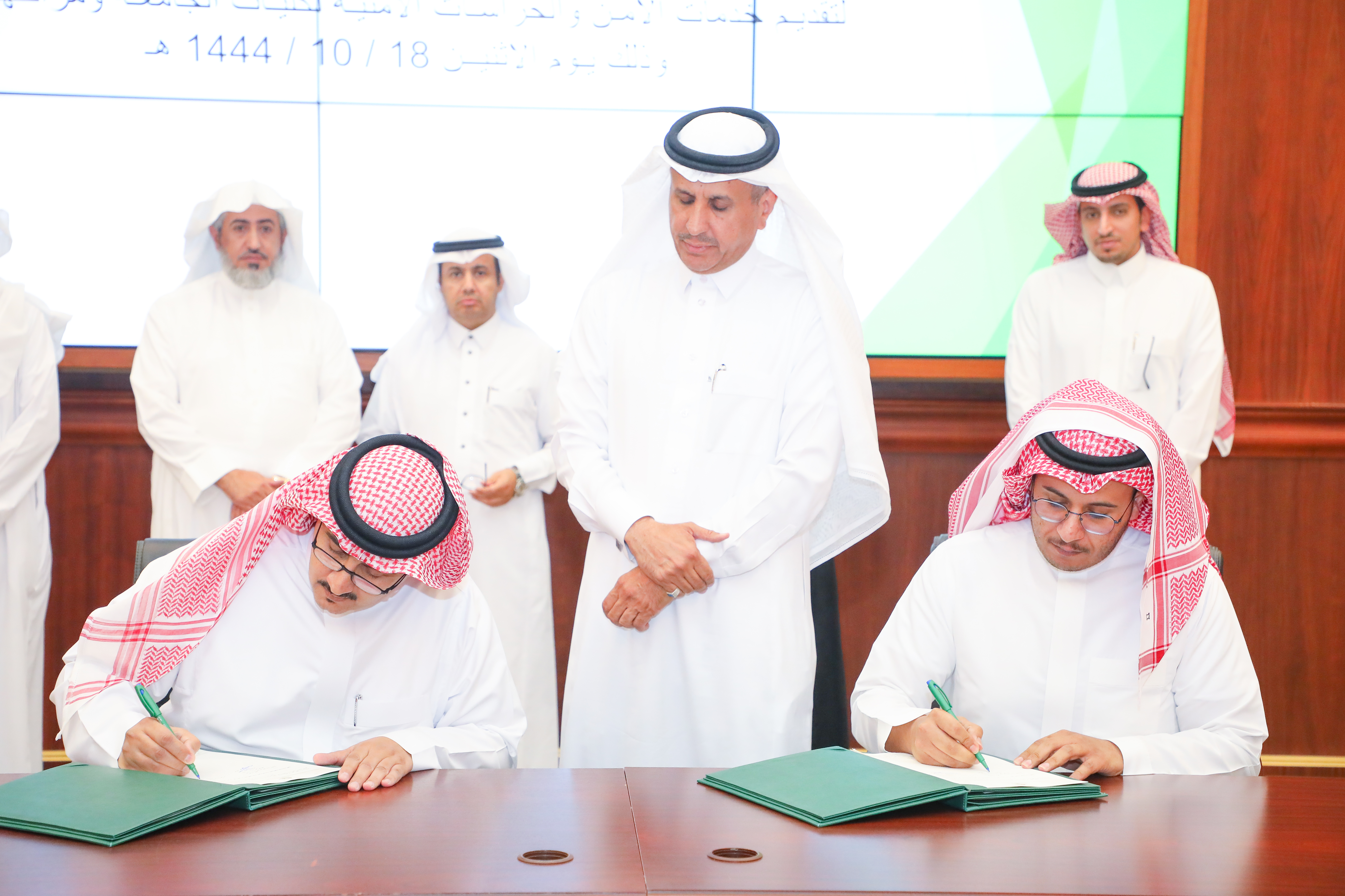 الجامعة توقع أربعة عقود تشغيلية ، وذلك لاستكمال مسيرتها التعليمية والتنموية .