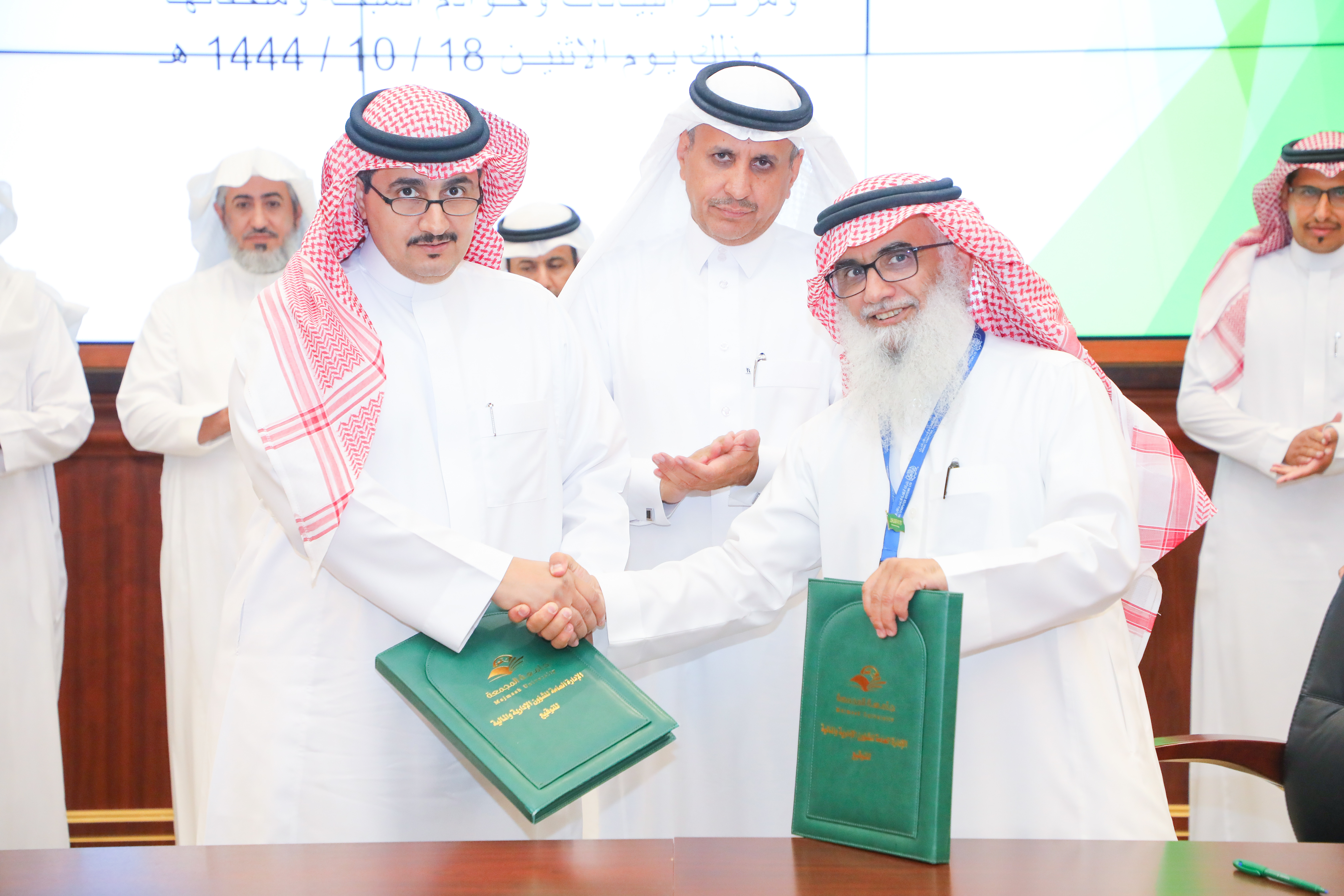 الجامعة توقع أربعة عقود تشغيلية ، وذلك لاستكمال مسيرتها التعليمية والتنموية .
