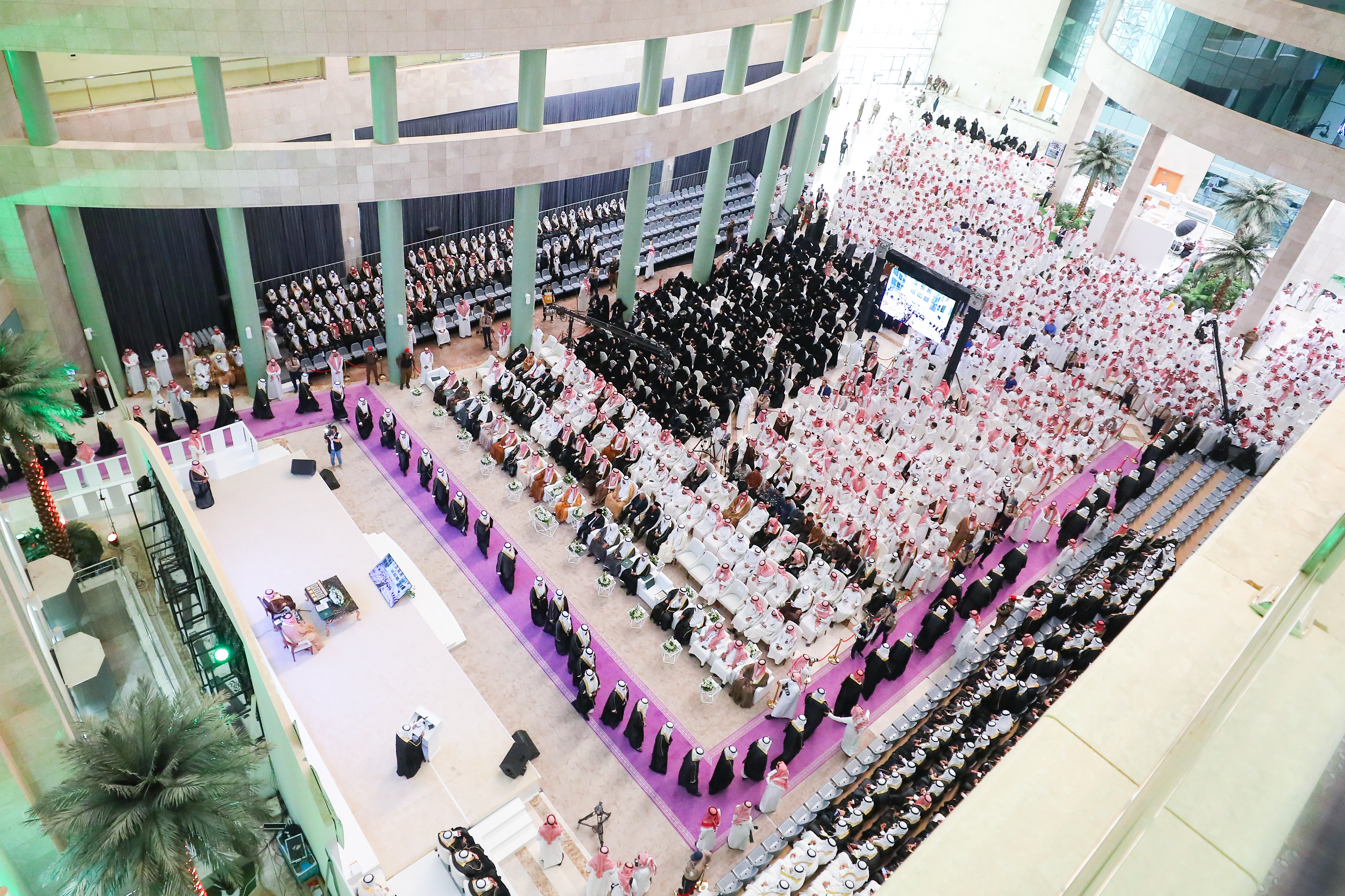 أمير منطقة الرياض يرعى حفل تخريج الدفعة الرابعة عشرة من طلبة الجامعة .