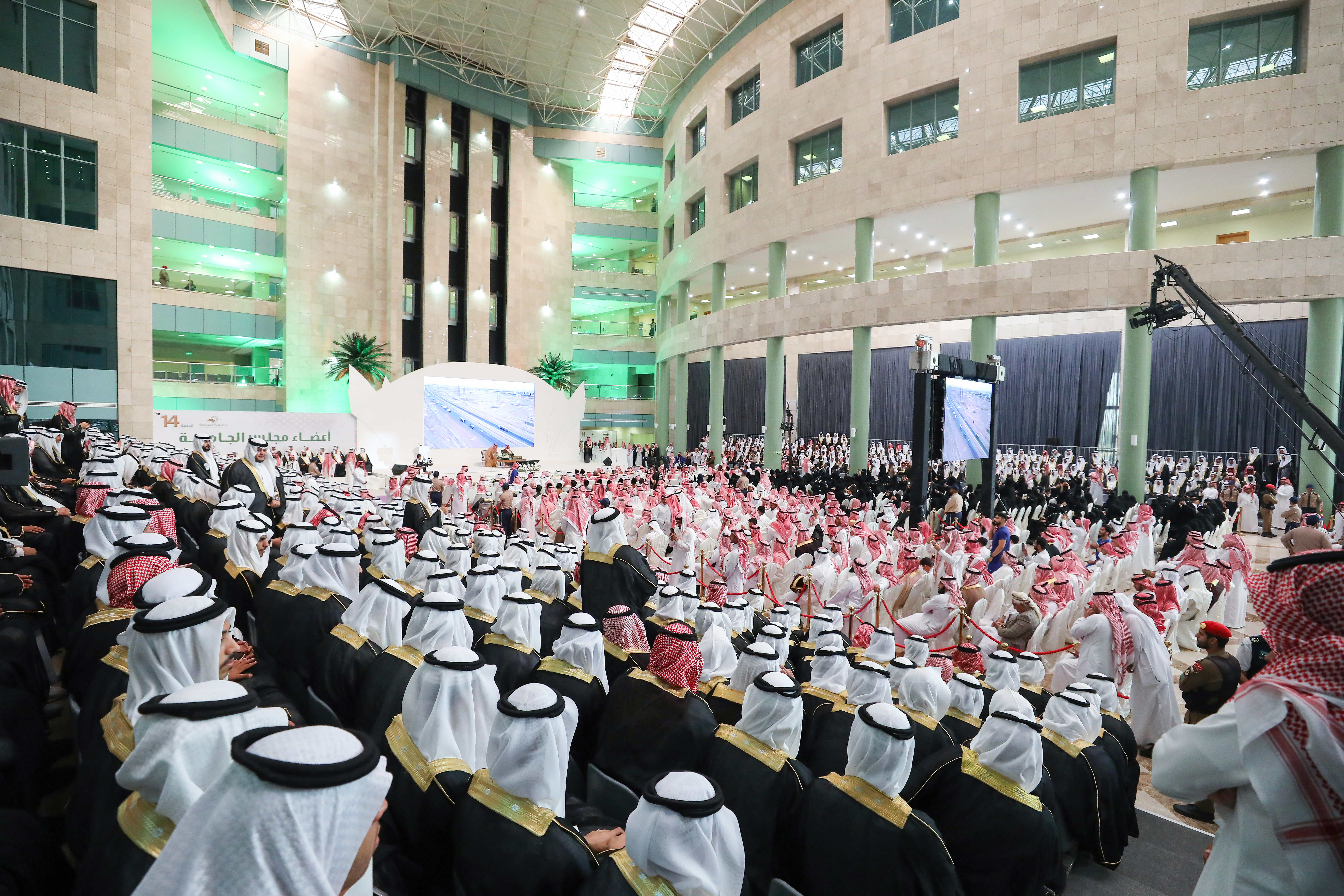 أمير منطقة الرياض يرعى حفل تخريج الدفعة الرابعة عشرة من طلبة الجامعة .