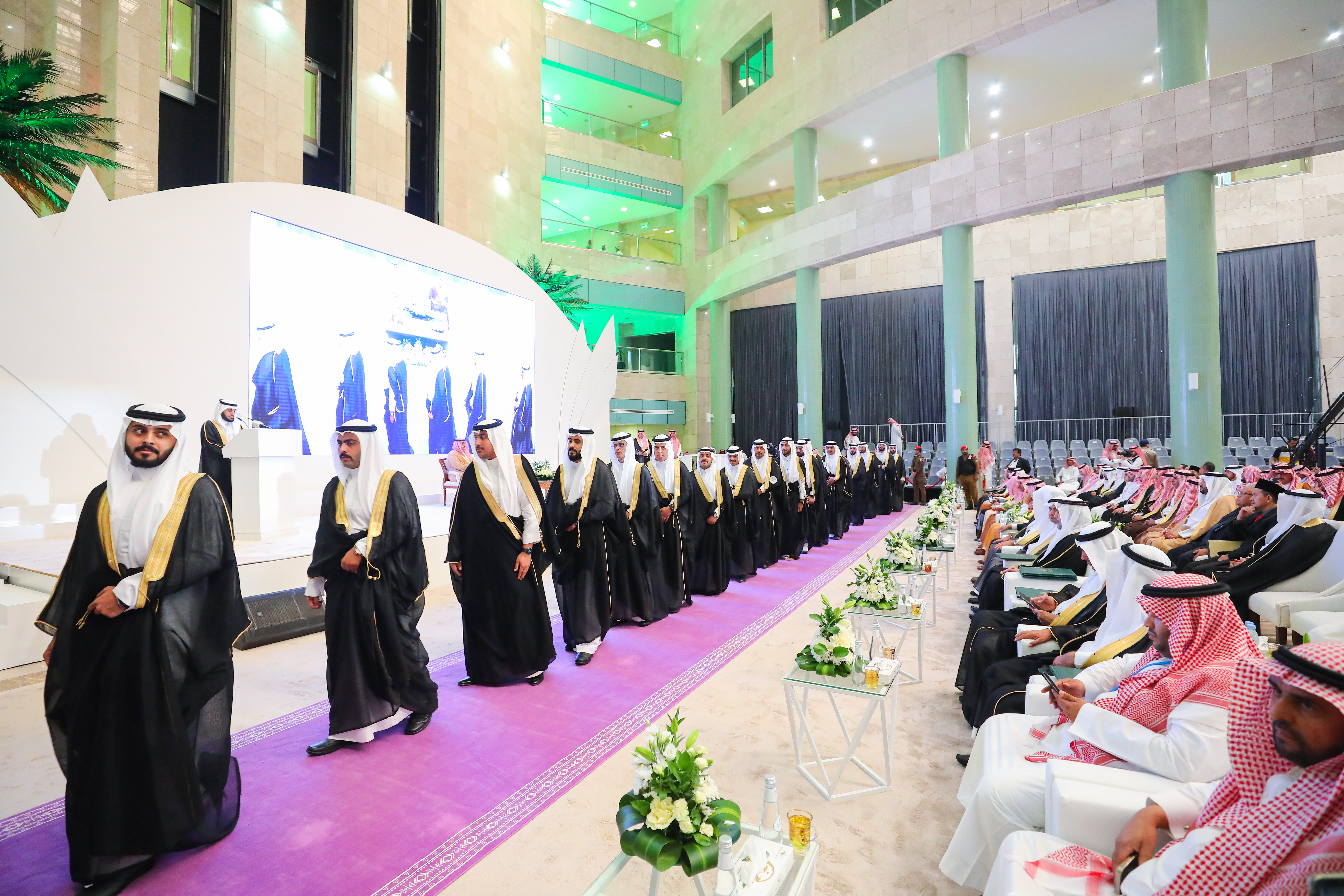 أمير منطقة الرياض يرعى حفل تخريج الدفعة الرابعة عشرة من طلبة الجامعة .