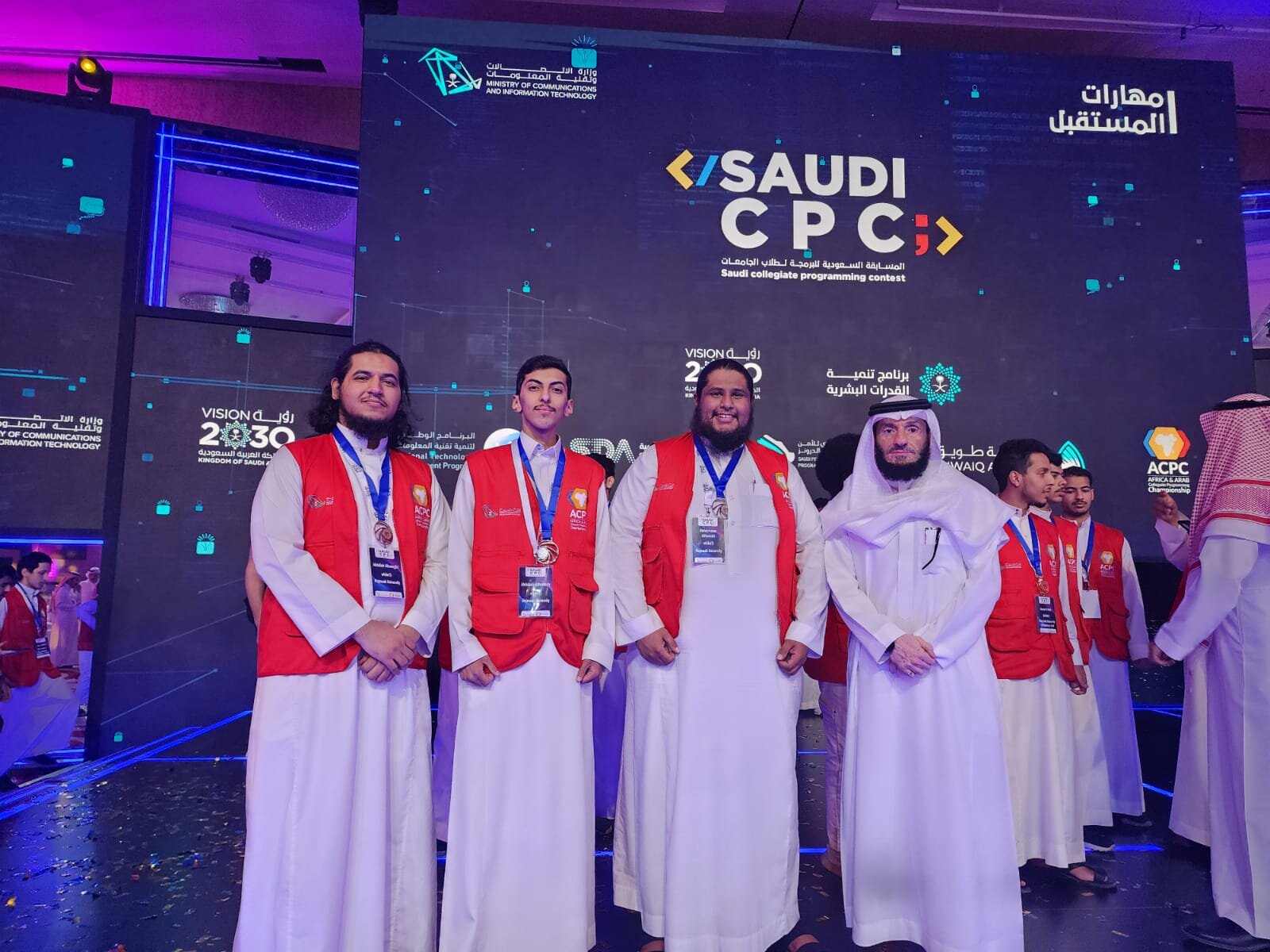 فريق كلية علوم الحاسب والمعلومات يحقق المركز الرابع بالميدالية الفضية في المسابقة السعودية للبرمجة.  