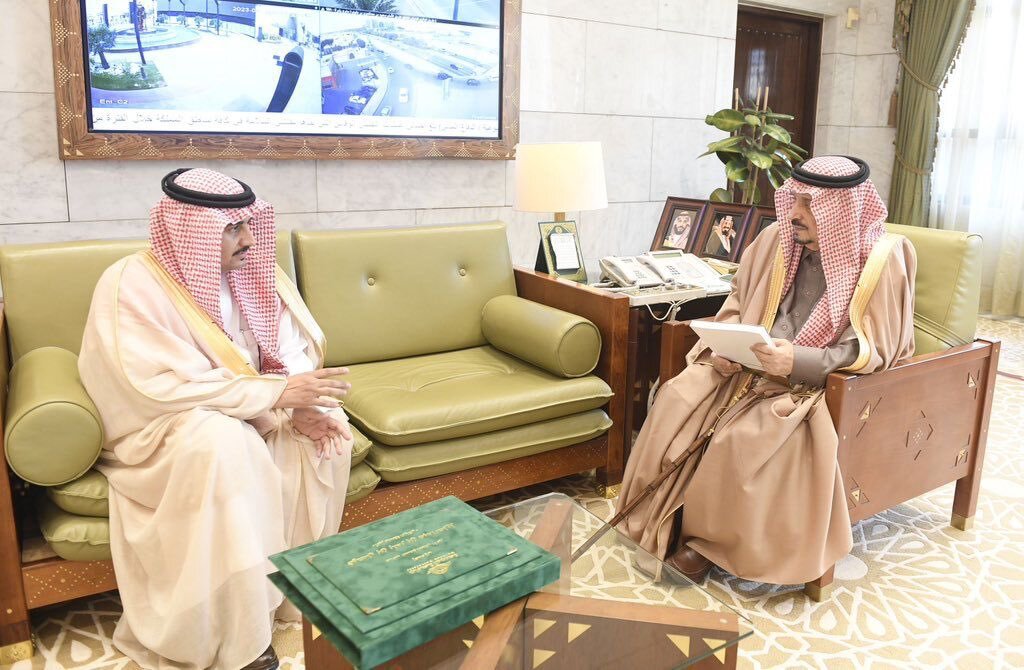 أمير منطقة الرياض يستقبل في مكتبه رئيس الجامعة ، ويتسلم سموه التقرير السنوي للعام الجامعي 1443هـ .