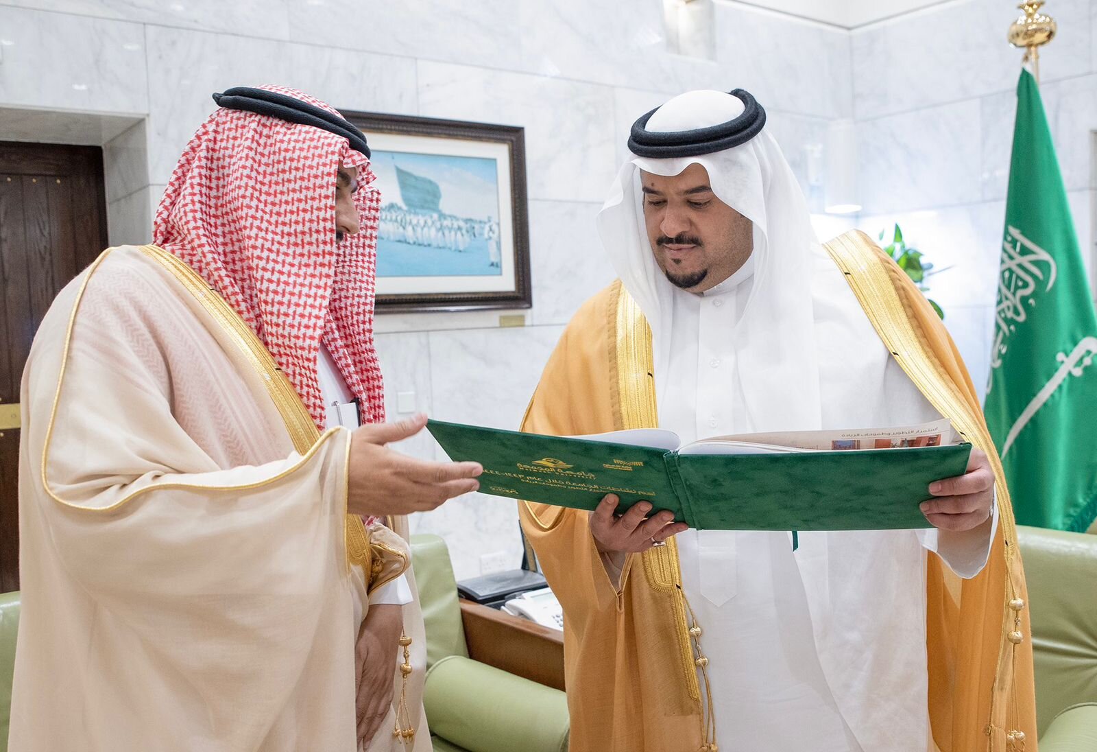 نائب أمير منطقة الرياض يستقبل رئيس الجامعة ، ويتسلم سموه التقرير السنوي للعام الجامعي 1443هـ .