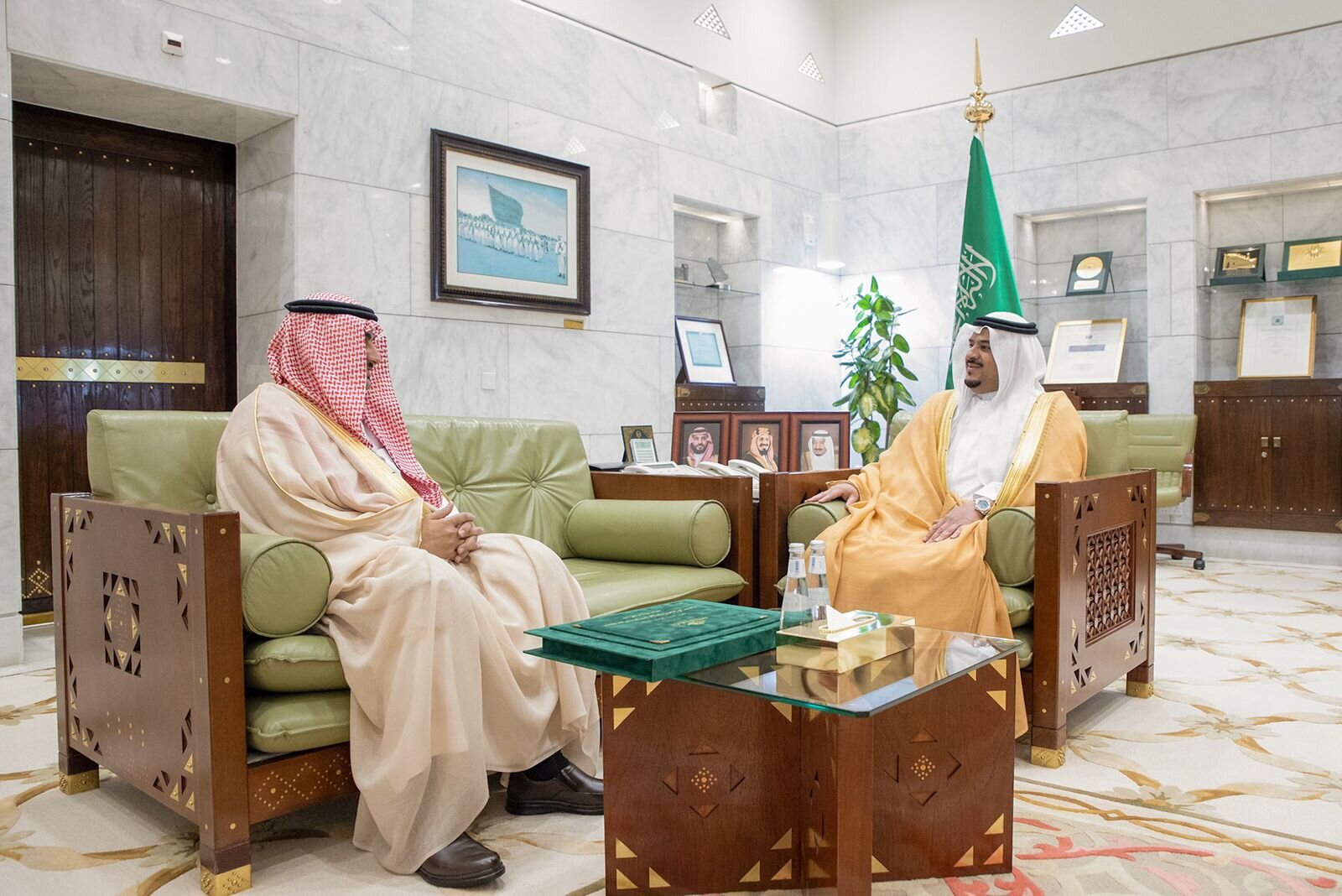نائب أمير منطقة الرياض يستقبل رئيس الجامعة ، ويتسلم سموه التقرير السنوي للعام الجامعي 1443هـ .