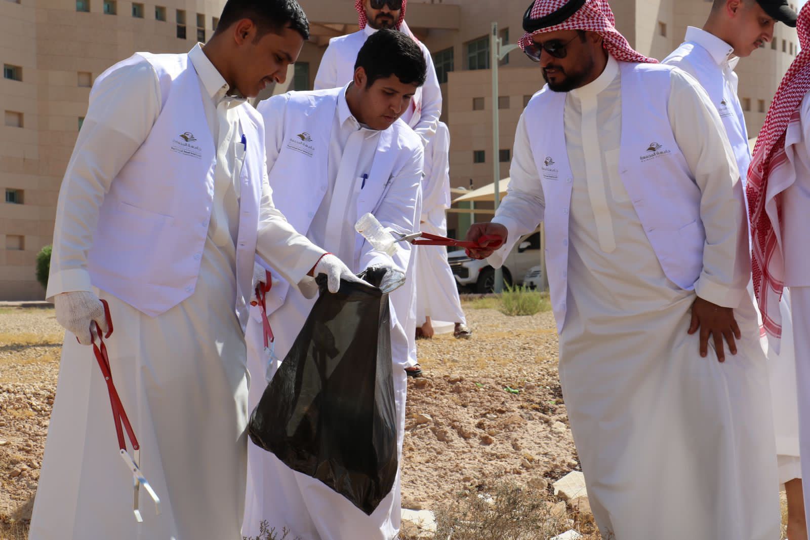 امتداداً لمراحل تنفيذ "مبادرة تحسين بيئة المدن الجامعية" الإدارة وبالتعاون مع كلية العلوم والتربية بالزلفي تُنفذ نشاط المبادرة