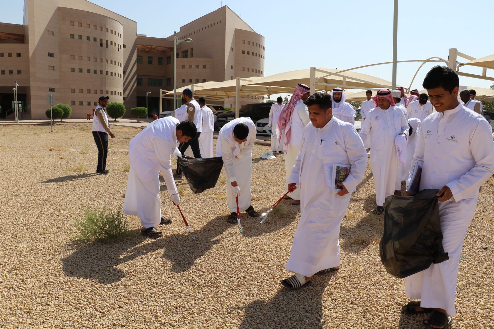 امتداداً لمراحل تنفيذ "مبادرة تحسين بيئة المدن الجامعية" الإدارة وبالتعاون مع كلية العلوم والتربية بالزلفي تُنفذ نشاط المبادرة