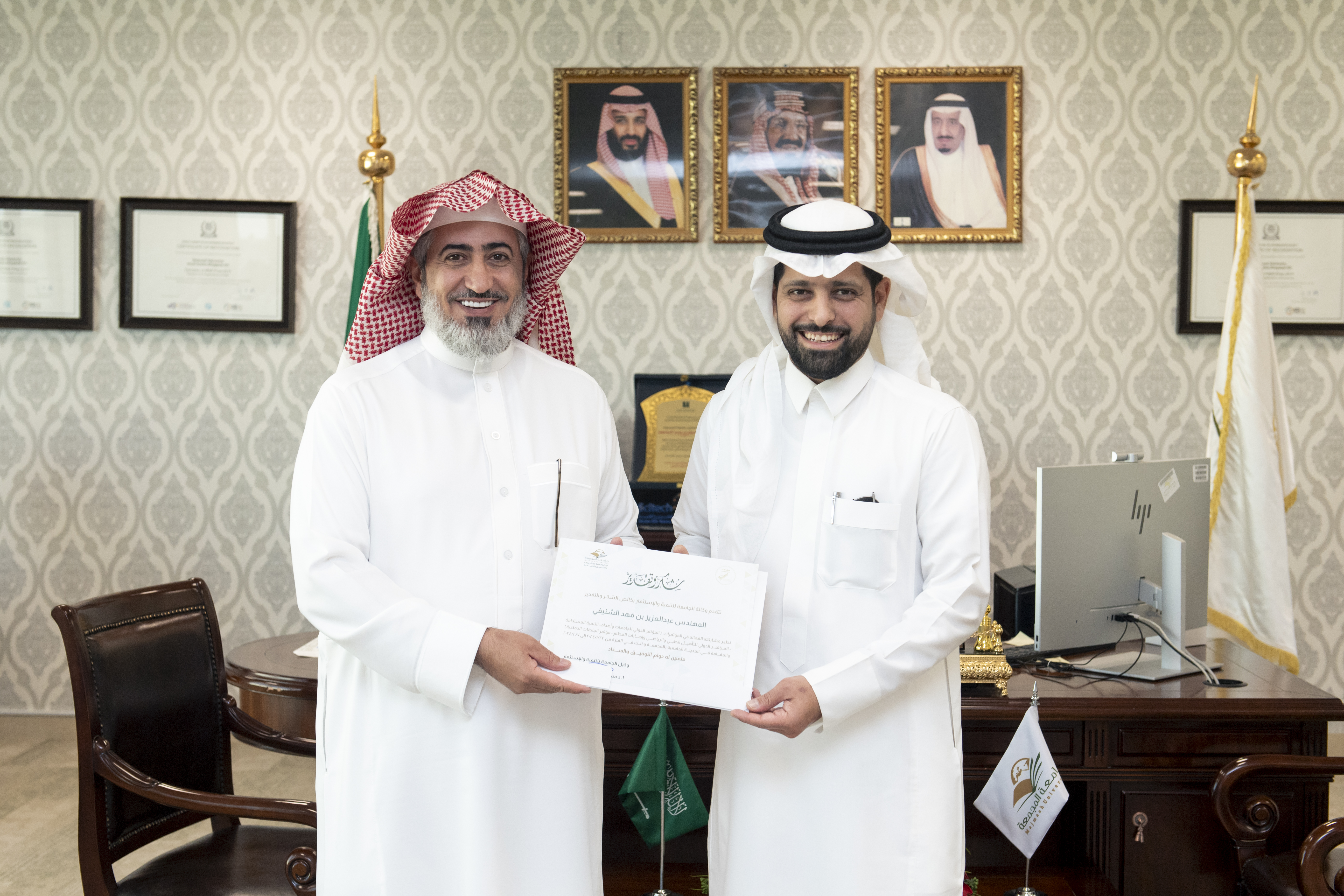 سعادة وكيل الجامعة يكرم عدد من منسوبي الإدارة العامة للمشروعات والتشغيل والصيانة