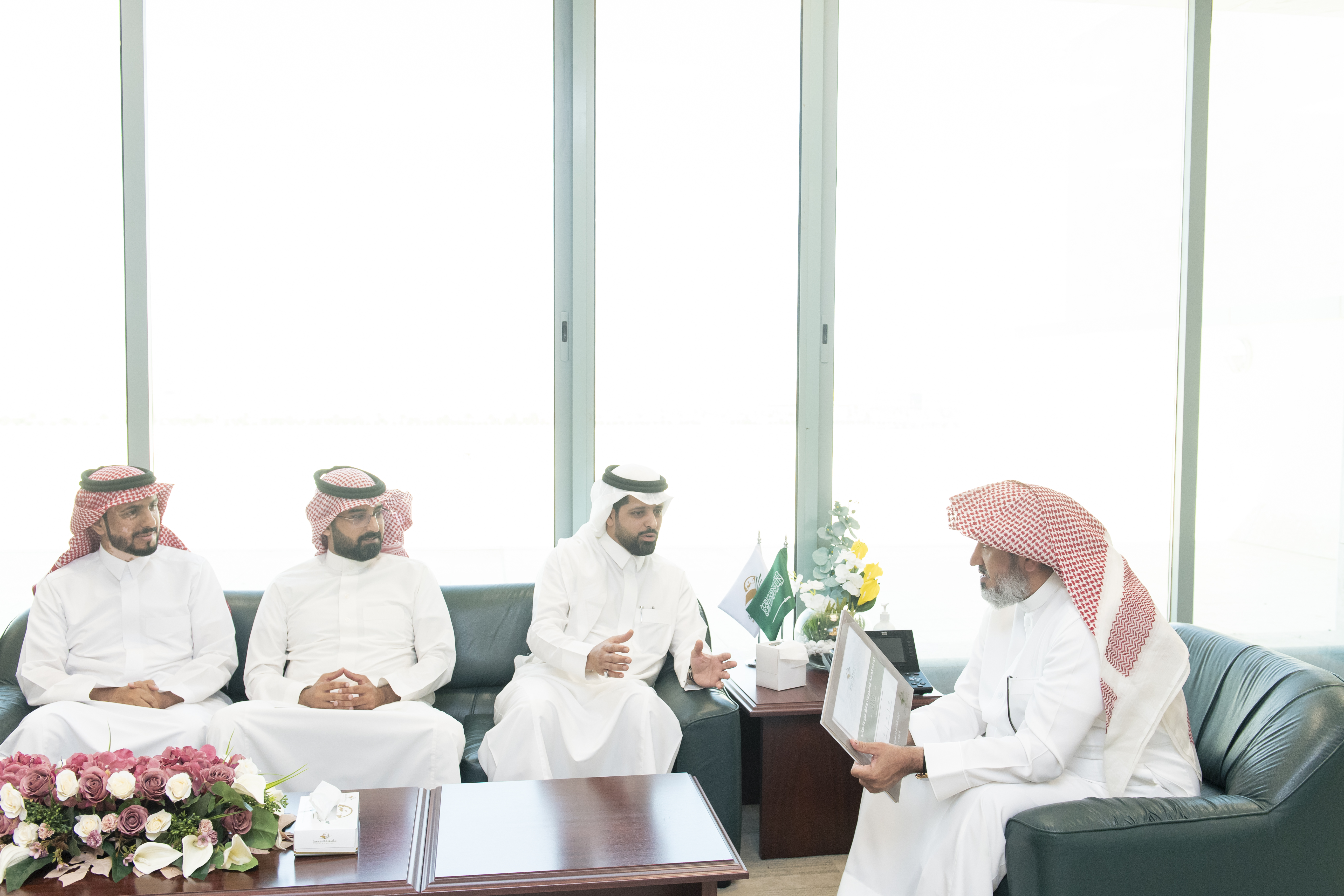 وكيل الجامعة للتنمية والاستثمار يتسلم تقريراً للادارة العامة للمشروعات والتشغيل والصيانة
