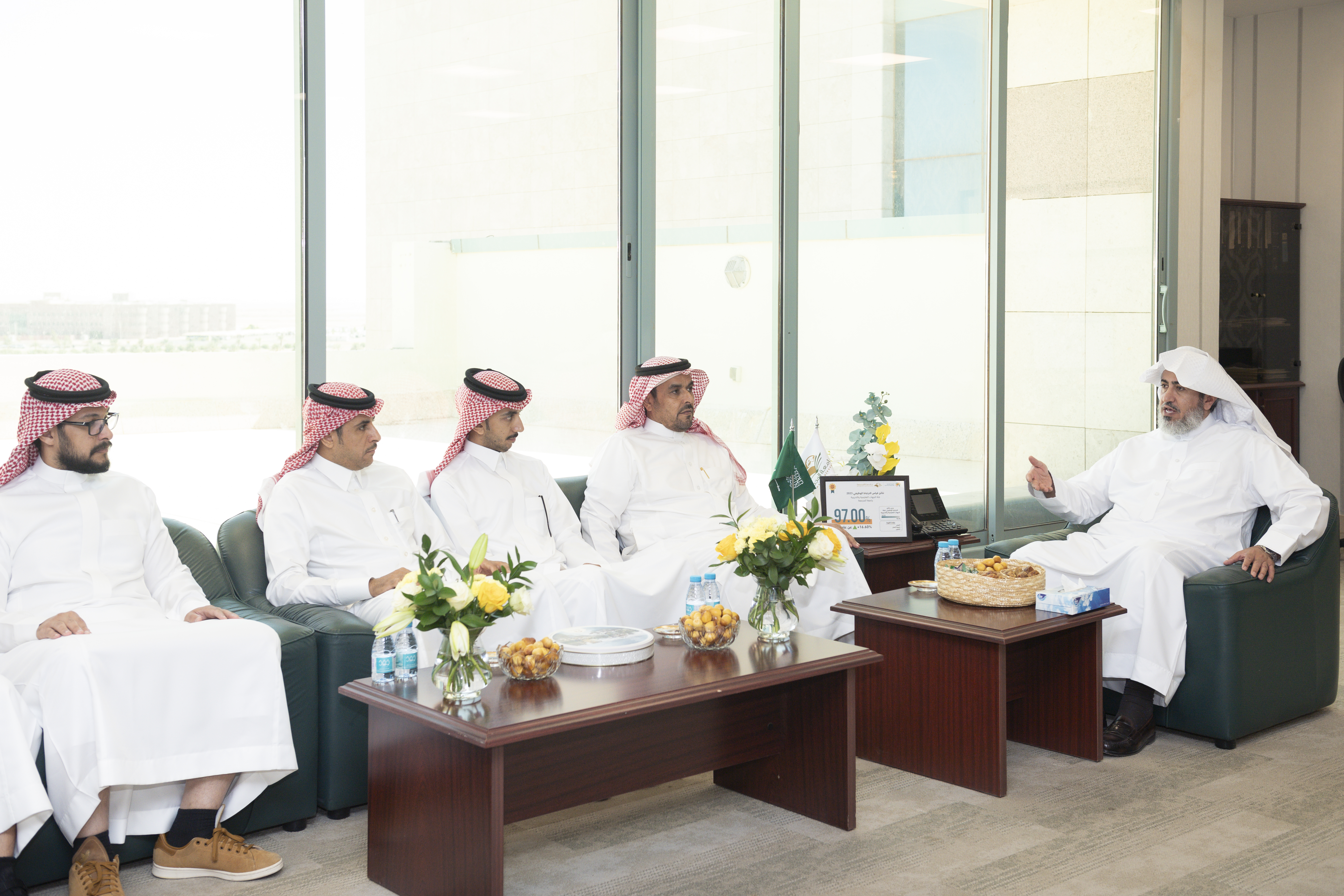 وكيل الجامعة للتنمية والاستثمار يستقبل فريق الإدارة العامة للموارد البشرية