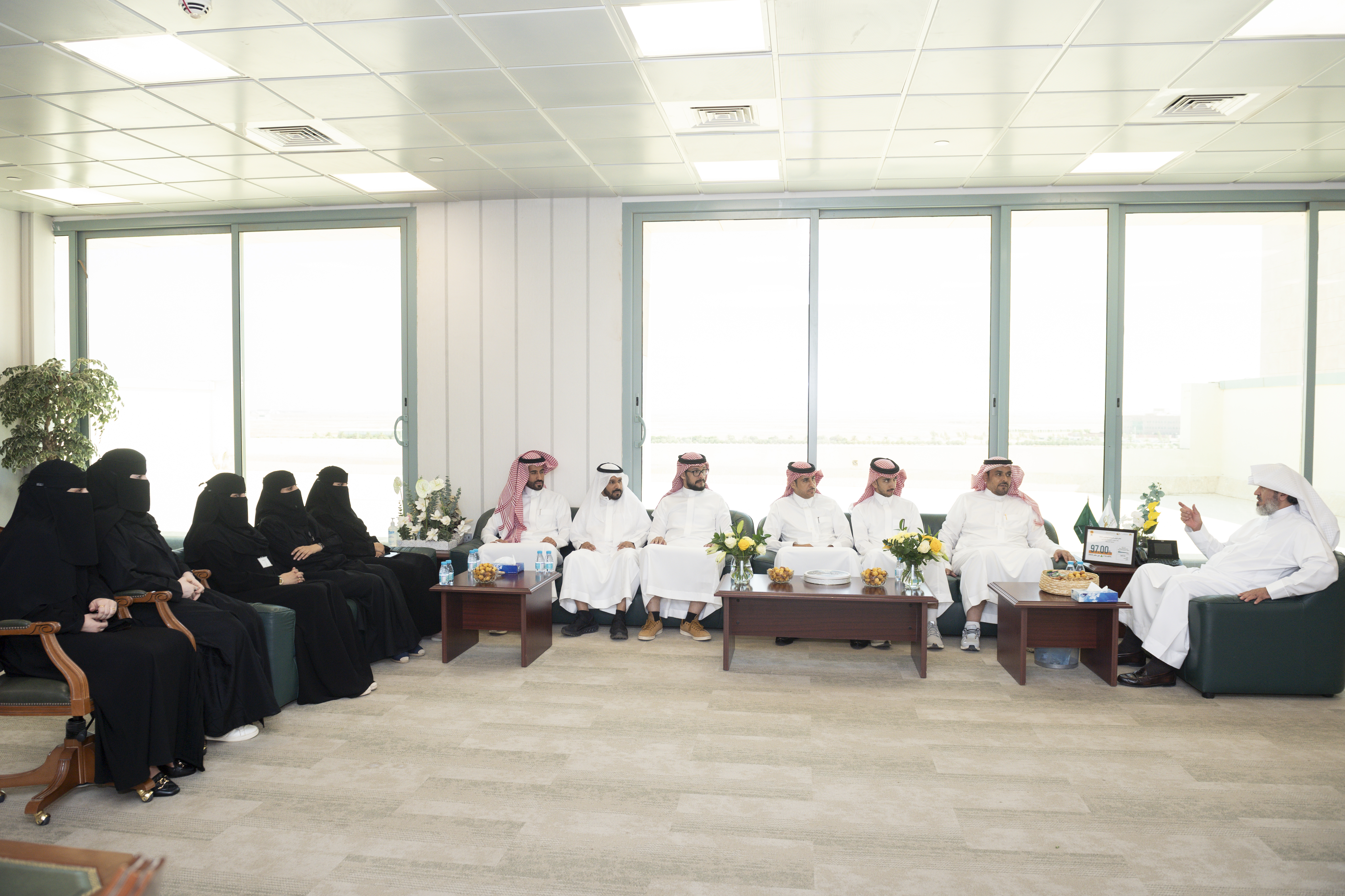 وكيل الجامعة للتنمية والاستثمار يستقبل فريق الإدارة العامة للموارد البشرية