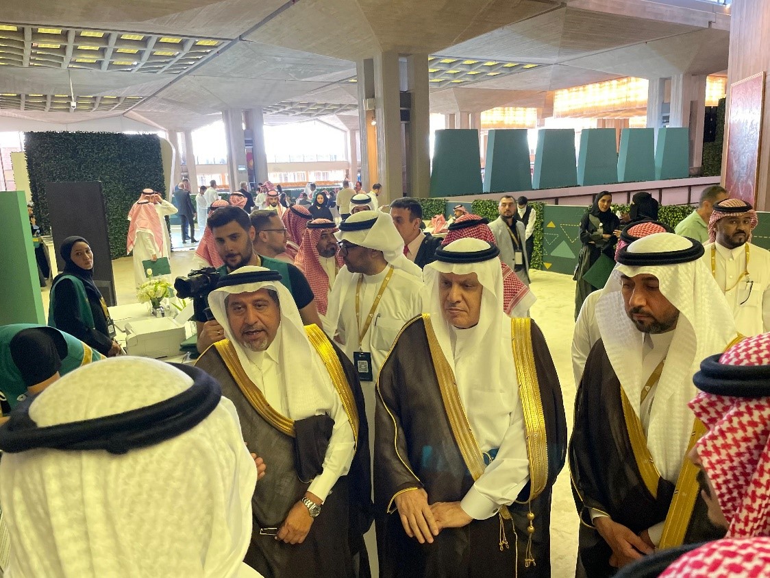 طلاب كلية الهندسة يشاركون بورقة علمية في مؤتمر سلامة واستدامة الطرق
