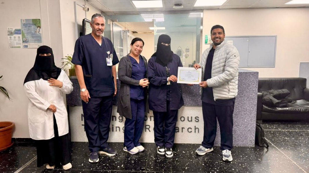 تكريم إحدى طالبات كلية التمريض كأفضل طالبة امتياز في مدينة الأمير سلطان الطبية العسكرية