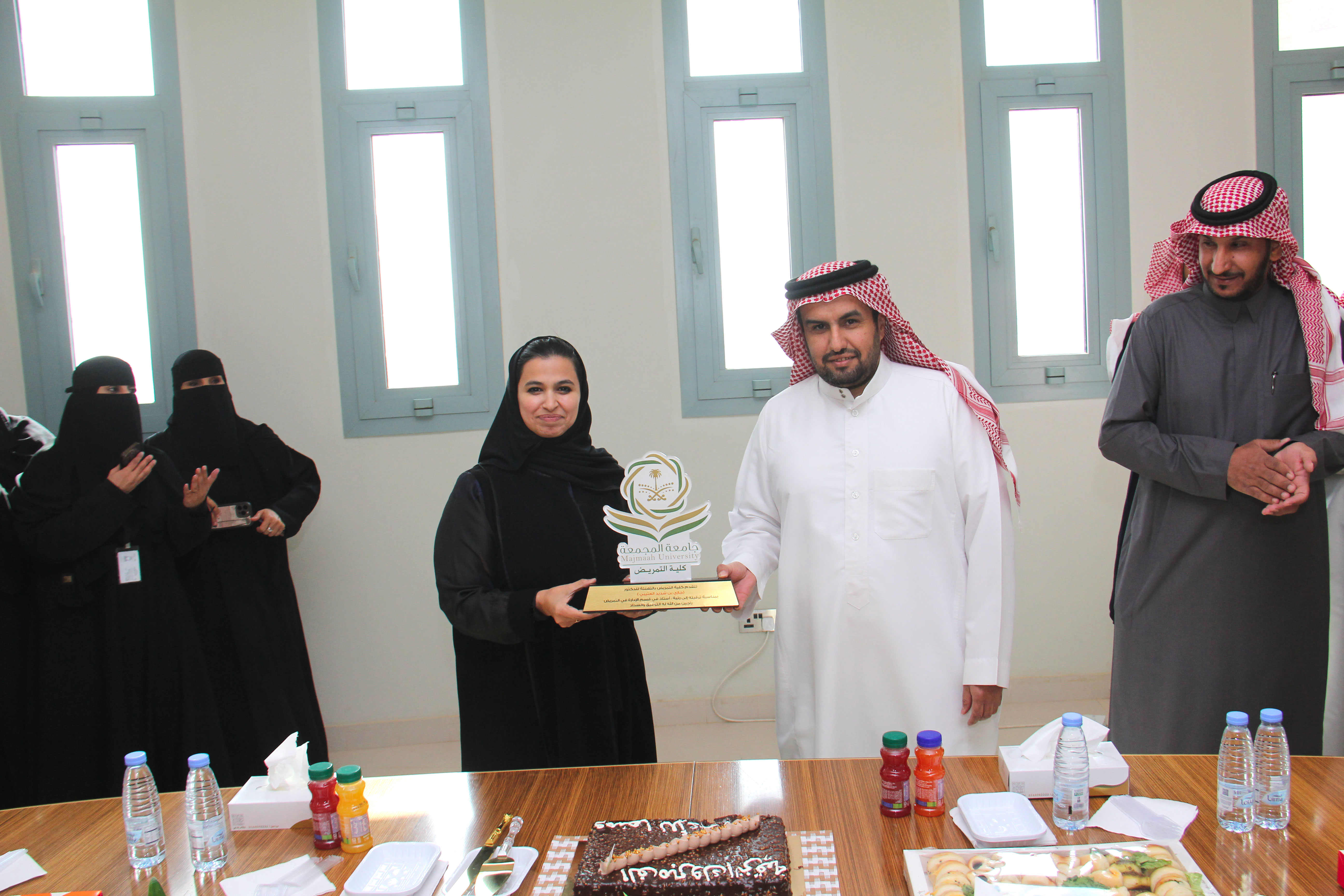 عميد ومنسوبي كلية التمريض يهنئون الدكتور جازي العتيبي بمناسبة ترقيته إلى رتبة أستاذ في قسم الإدارة في التمريض