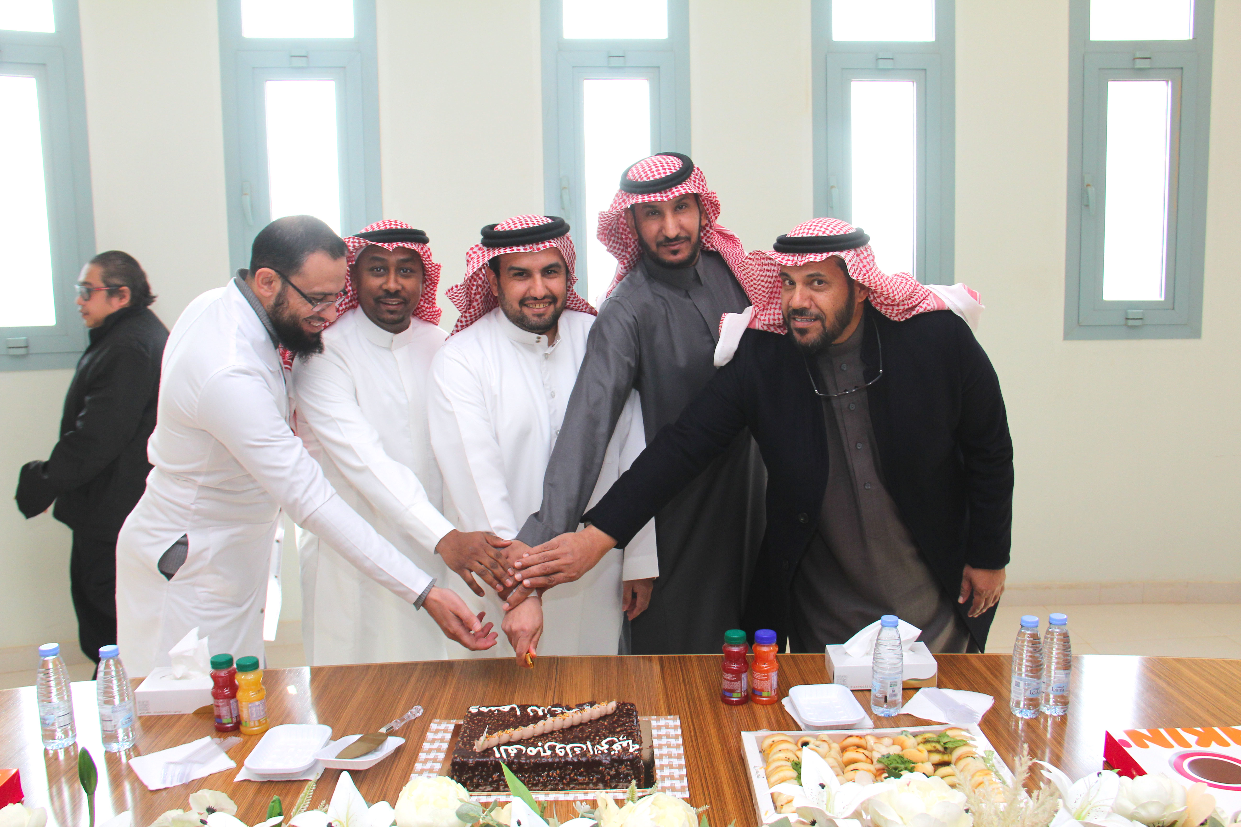 عميد ومنسوبي كلية التمريض يهنئون الدكتور جازي العتيبي بمناسبة ترقيته إلى رتبة أستاذ في قسم الإدارة في التمريض