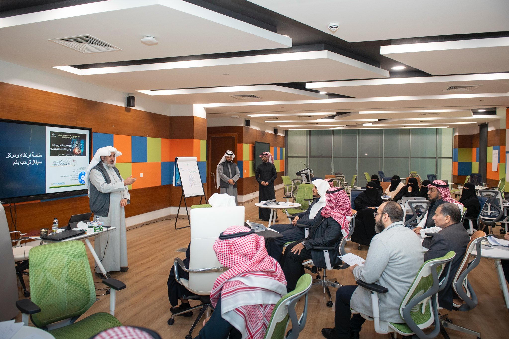 وكيل جامعة المجمعة للتنمية والاستثمار يدشّن الدورة الاحترافية "صناعة المدرب المحترف باستخدام أدوات الذكاء الاصطناعي TOT