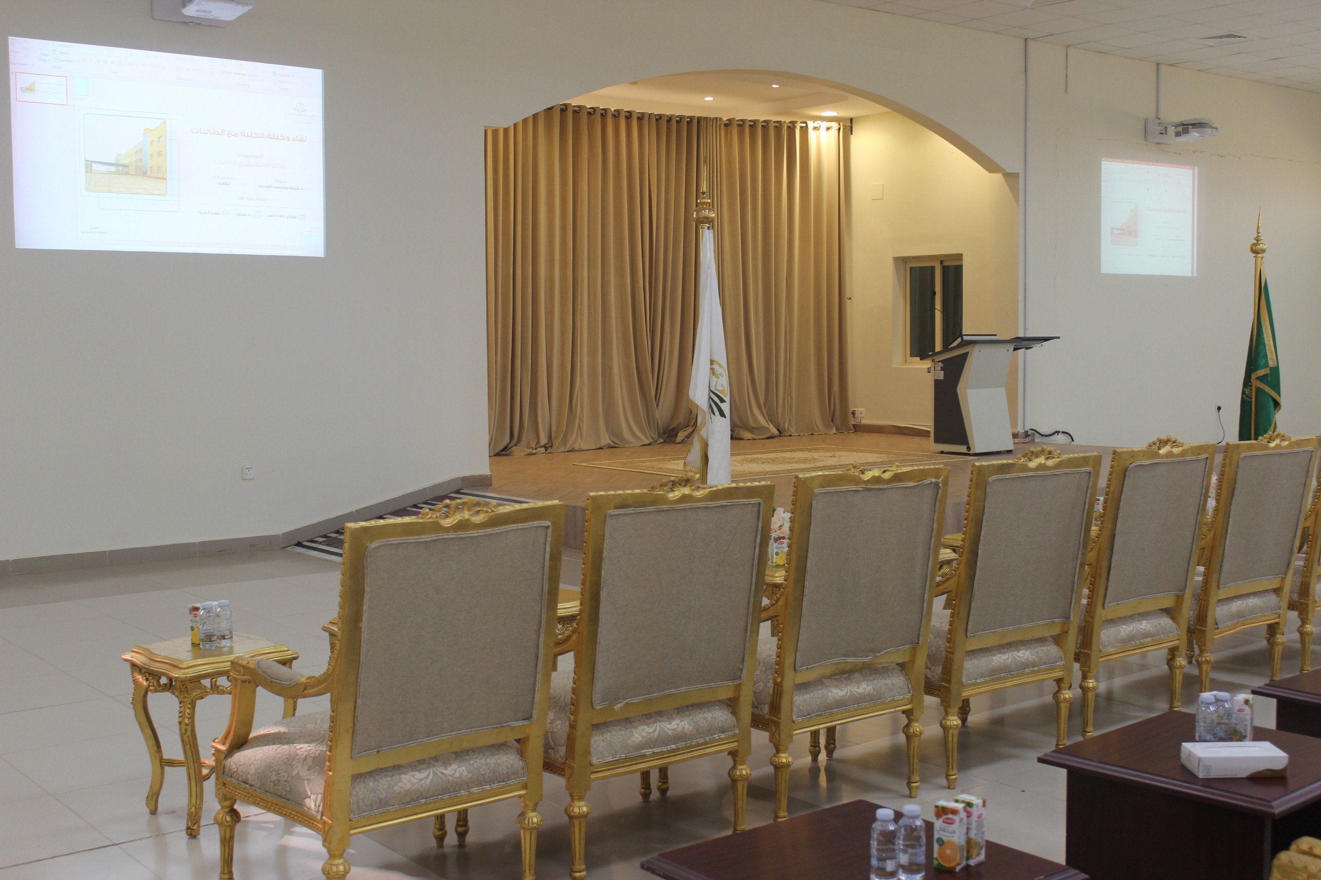 وكيلة كلية التمريض لشطر الطالبات تلتقي بطالبات السنة التحضيرية