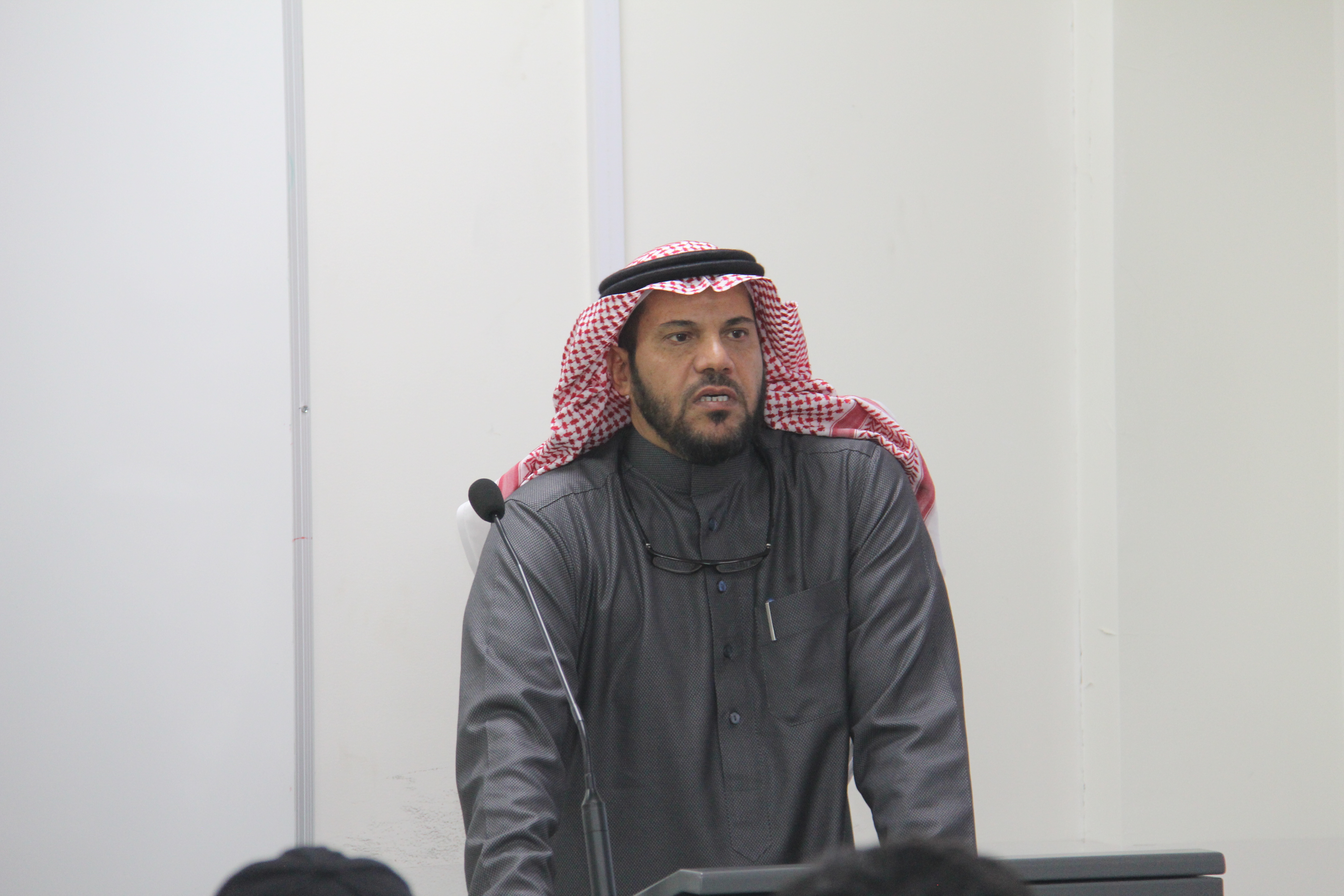 المشرف على السنة التحضيرية بكلية التمريض يلتقي بالطلاب