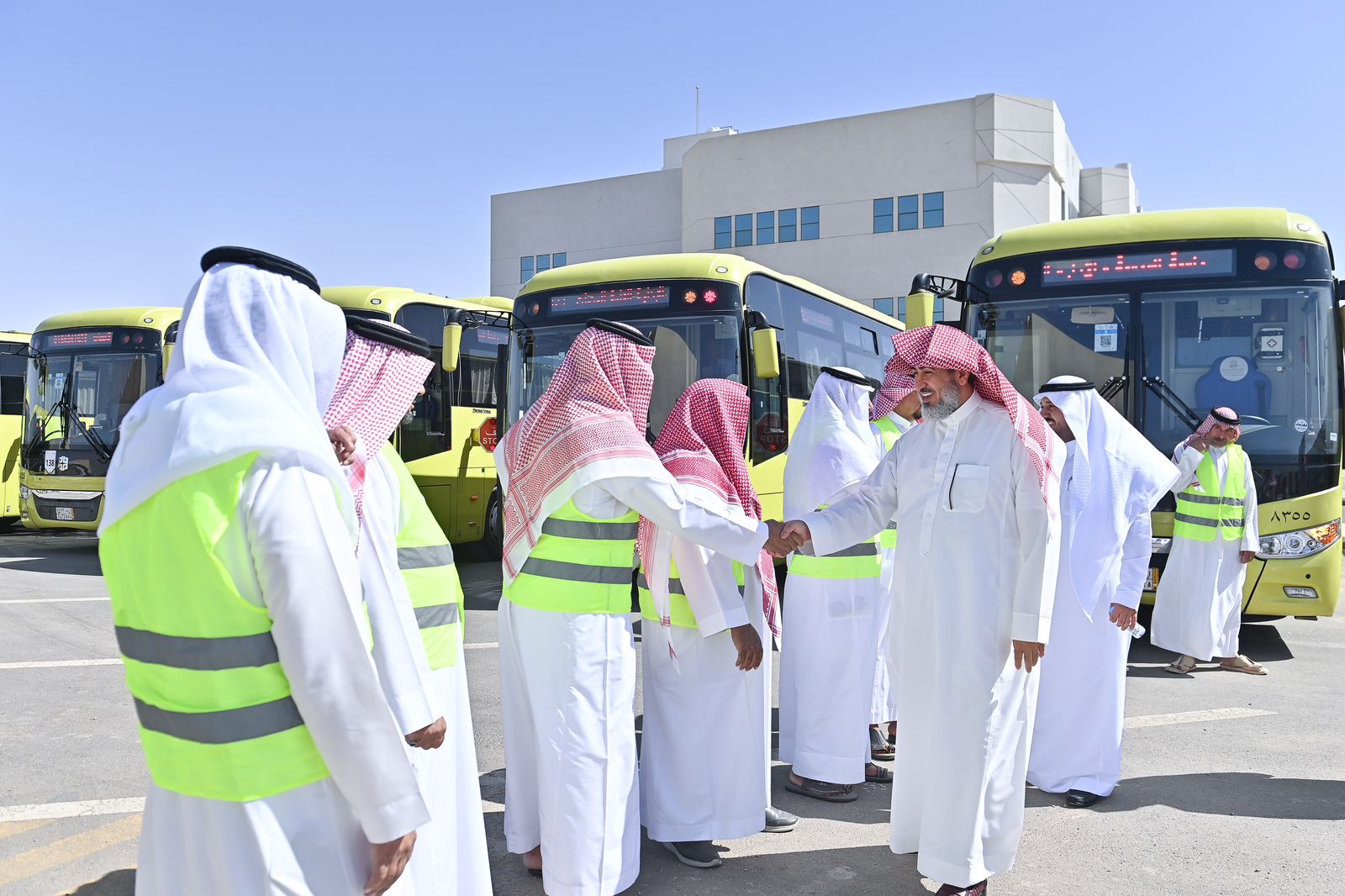 وكيل الجامعة للتنمية والاستثمار يتفقد عدد من مواقع حافلات النقل خلال فترة الاختبارات
