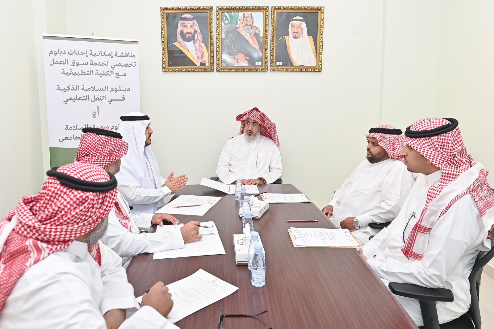 وكيل الجامعة للتنمية والاستثمار يتفقد عدد من مواقع حافلات النقل خلال فترة الاختبارات