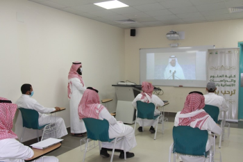 سعادة عميد الكلية يشرف على النقل المباشر لسعادة رئيس جامعة