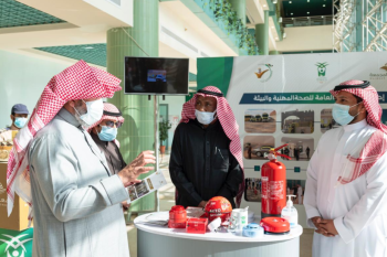 سعادة وكيل الجامعة يُدشن الركن التوعوي للإدارة بمناسبة اليوم العالمي للدفاع المدني