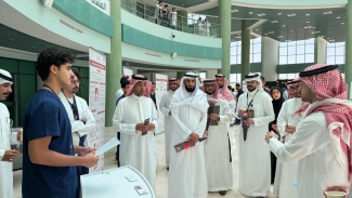 طلبة الدفعتين 14 و 10بكلية الطب ينظمون معرضاً عن طب الطوارئ