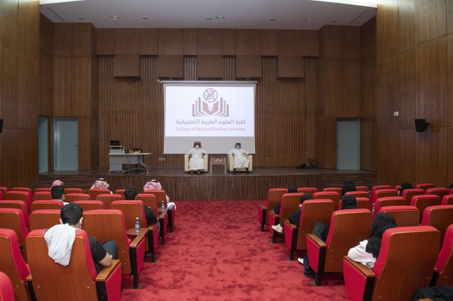 وكيل الجامعة يلتقي طلاب وطالبات الدراسات العليا بكلية العلوم الطبية التطبيقية 