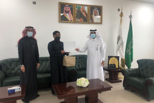 تكريم عميد الكلية للطلاب المشاركين في الدورات التدريبية