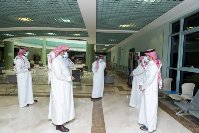 وكيل الجامعة يتفقد جاهزية مكتب خدمات الطالبات بالمدينة الجامعية