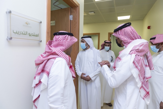 بعد قرار رئيس الجامعة بنقل ارتباطها...وكيل الجامعة للشؤون التعليمية يتفقد عمادة التعليم الإلكتروني والتعلم عن بعــد
