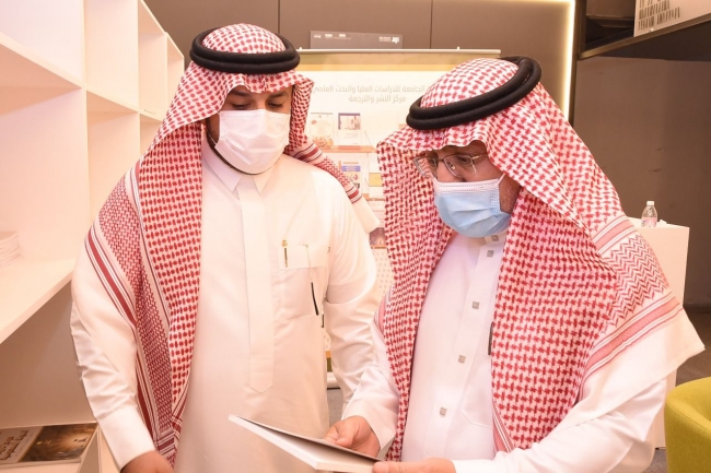 زيارة معالي رئيس جامعة الإمام محمد بن سعود الإسلامية أ.د. أحمد بن سالم العامري جناح جامعة المجمعة المشارك في معرض الرياض الدولي للكتاب ٢٠٢١