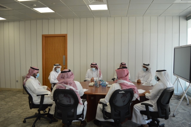 وكيل الجامعة للشؤون التعليمية يعقد اجتماعا المتعلقة بكلية علوم الحاسب والمعلومات