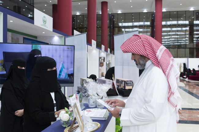 وكيل الجامعة يزور مقر جناح الجامعه المشارك في المعرض المصاحب لمؤتمر تمكين المرأة الذي نظمته جامعة الإمام