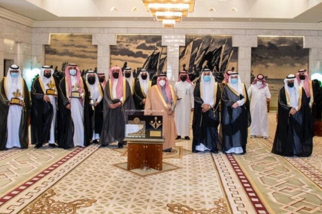 أمير منطقة الرياض يكرم الفائزين بجائزة جامعة المجمعة لخدمة المجتمع . 