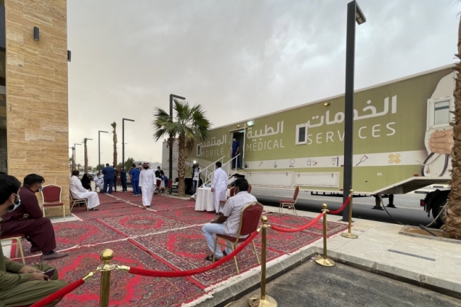 الخدمات الطبية المتنقلة تنفذ مبادرة حملة تطعيم لقاح فايروس كورونا لعدد من المراكز .