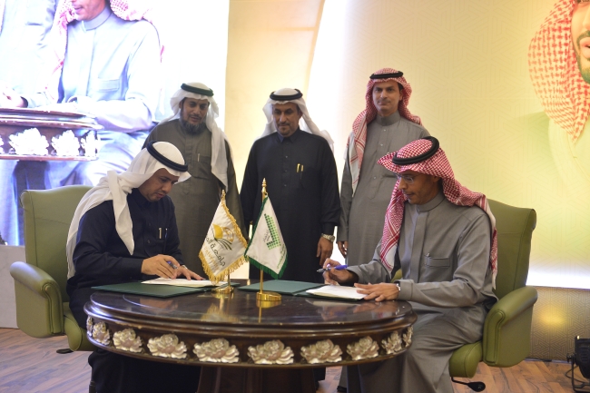 الجامعة توقع عدداً من عقود الاعتماد البرامجي مع المركز الوطني للتقويم والاعتماد الأكاديمي