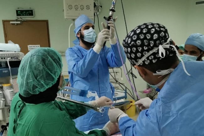 فريق طبي من الجامعة يجري أول عملية تنظير للقصبات الهوائية بالمنطقة لطفلة عمرها ١٣ عاماً 