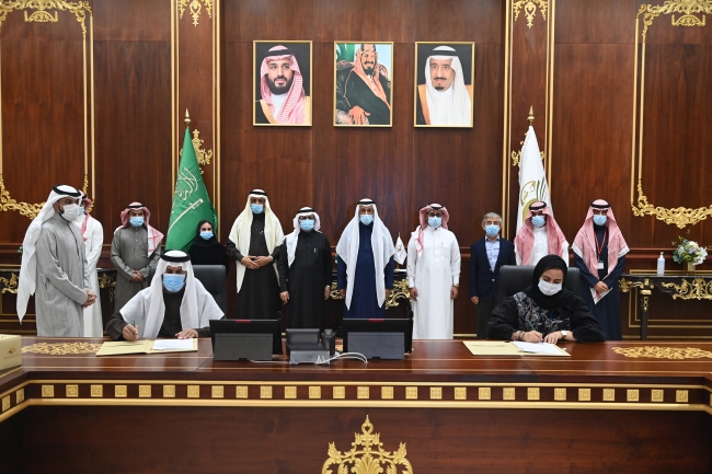 الجامعة توقع اتفاقية تعاون مع شركة كوكاكولا السعودية لتعبئة المرطبات .